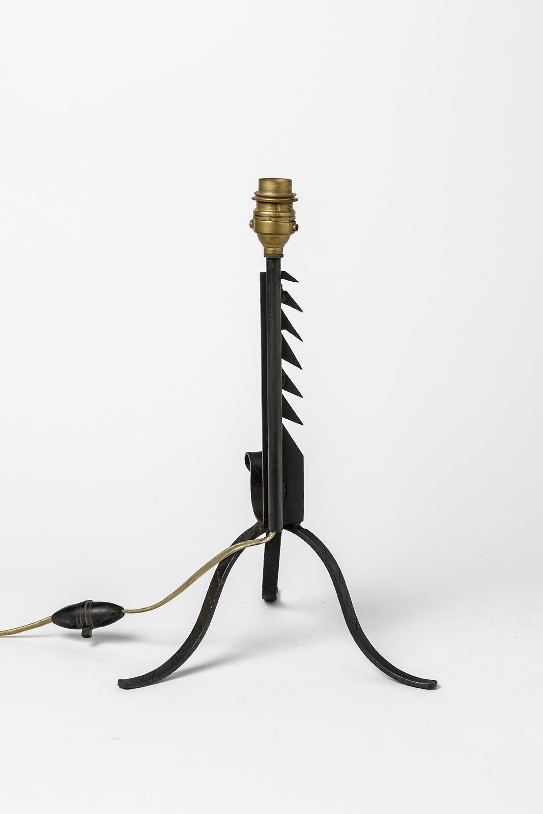 Brutalist Black Metal Table Lamp French 20th Century Design In Good Condition For Sale In Neuilly-en- sancerre, FR