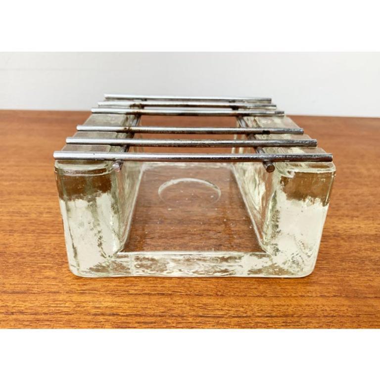 Scaldatazze brutalista in vetro e metallo, anni '60, in ottime condizioni. Progettato dal 1960 al 1969.

Informazioni aggiuntive:
Materiali: Vetro
Colore: Argento
Stili: Brutalista, metà del secolo scorso, moderno
Tipo di articolo: Vintage, Antico o