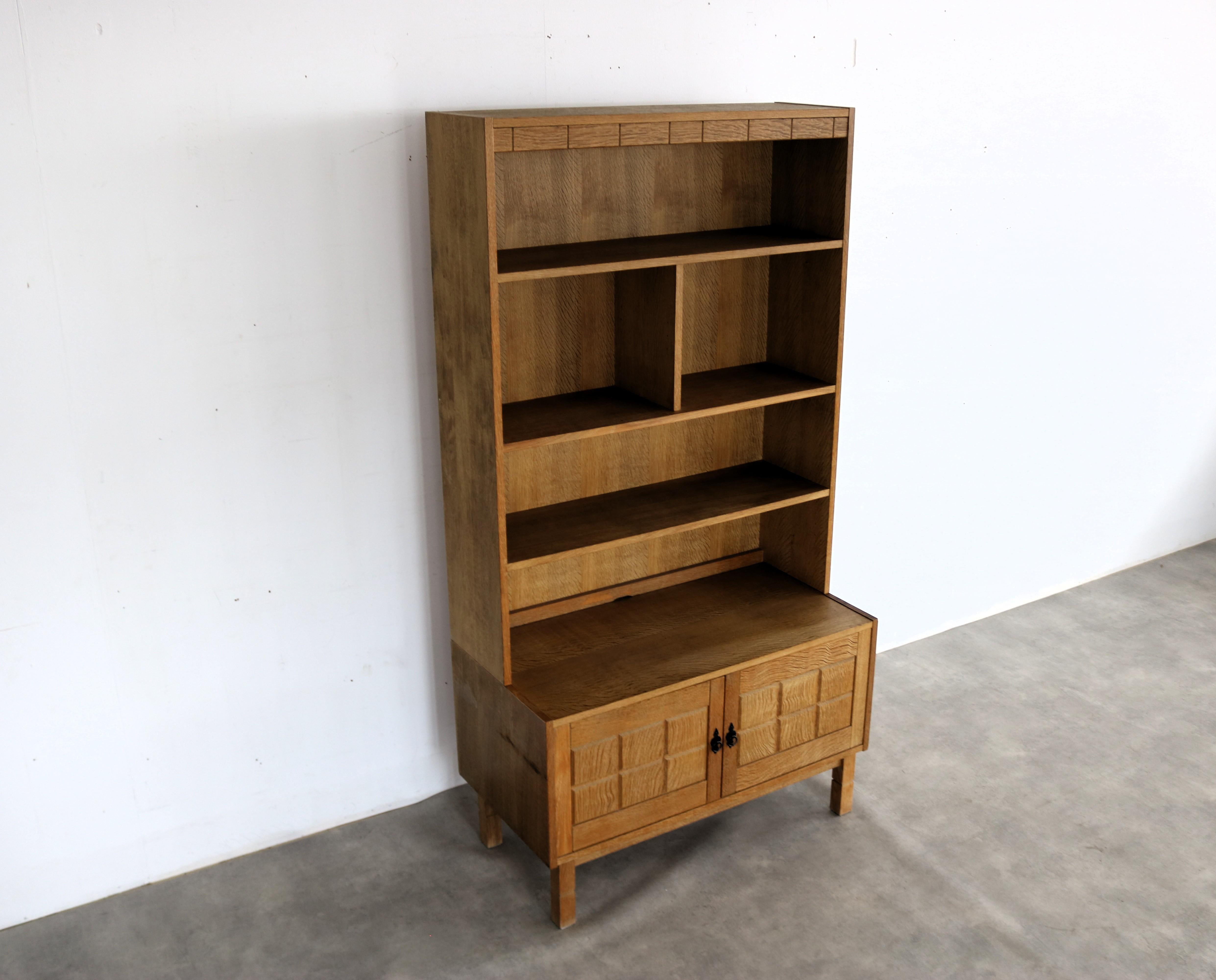 bibliothèque brutaliste  armoire murale  chêne  1960s  Danois en vente 5