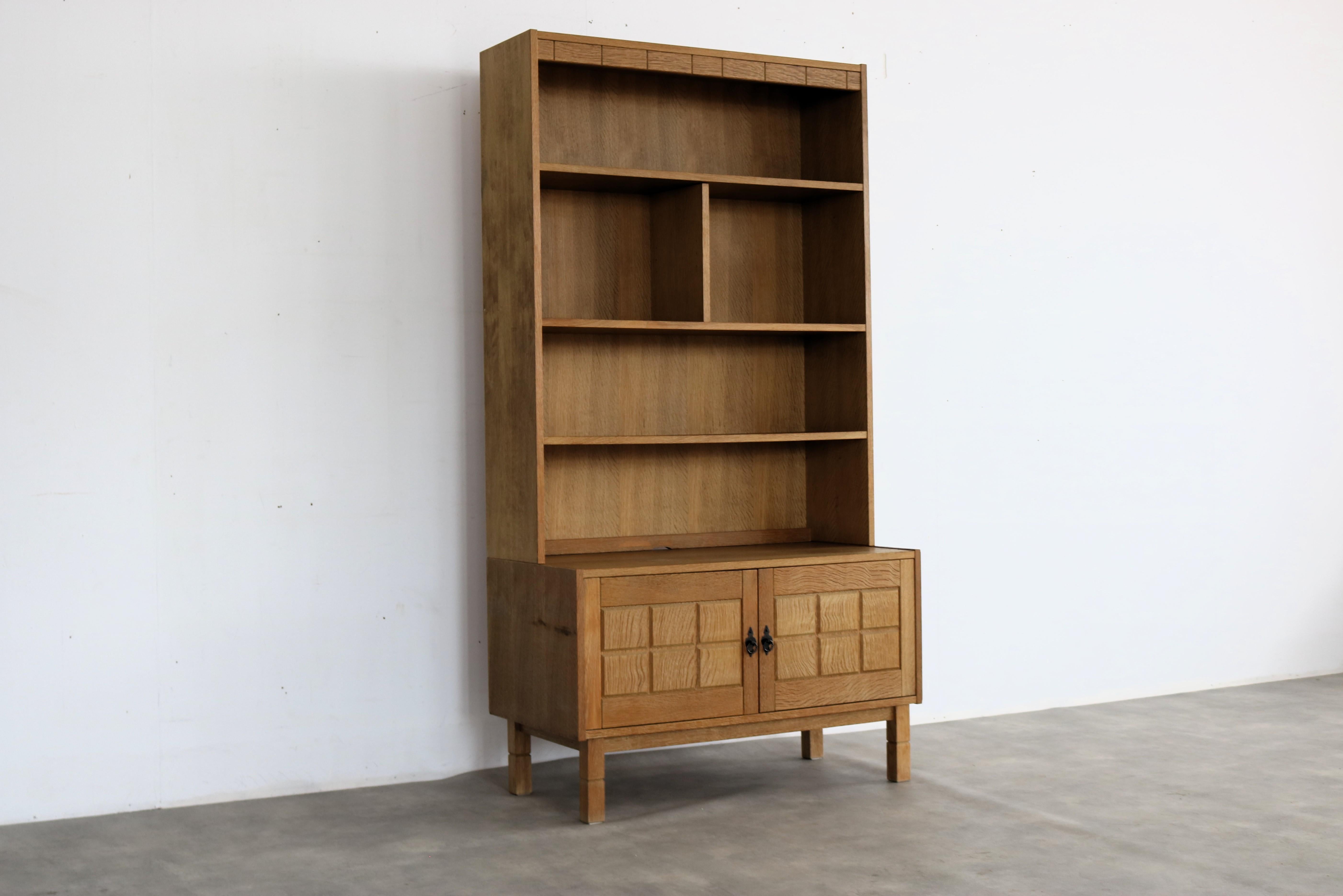 bibliothèque brutaliste  armoire murale  chêne  1960s  Danois Bon état - En vente à Lemmer, NL
