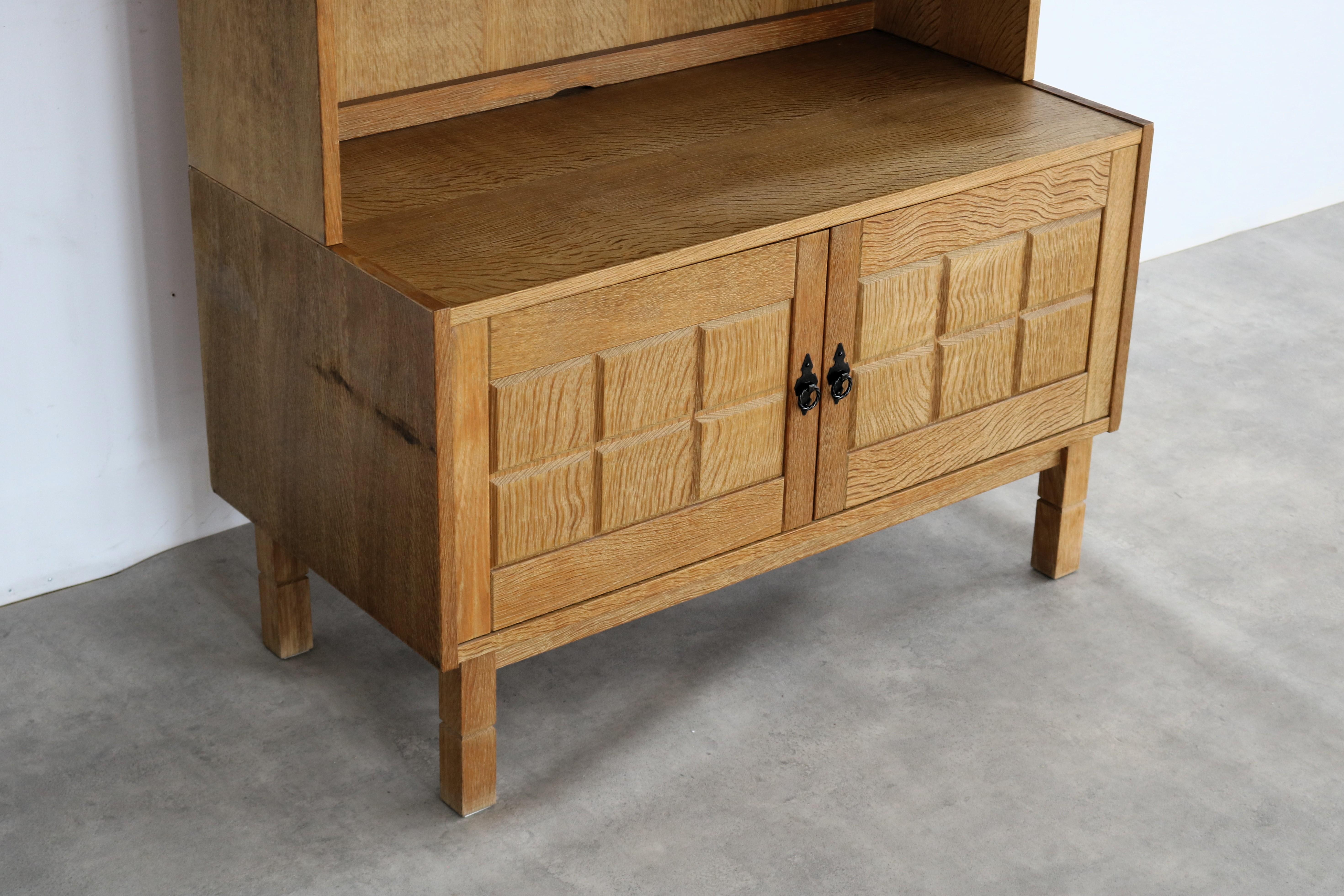 Milieu du XXe siècle bibliothèque brutaliste  armoire murale  chêne  1960s  Danois en vente