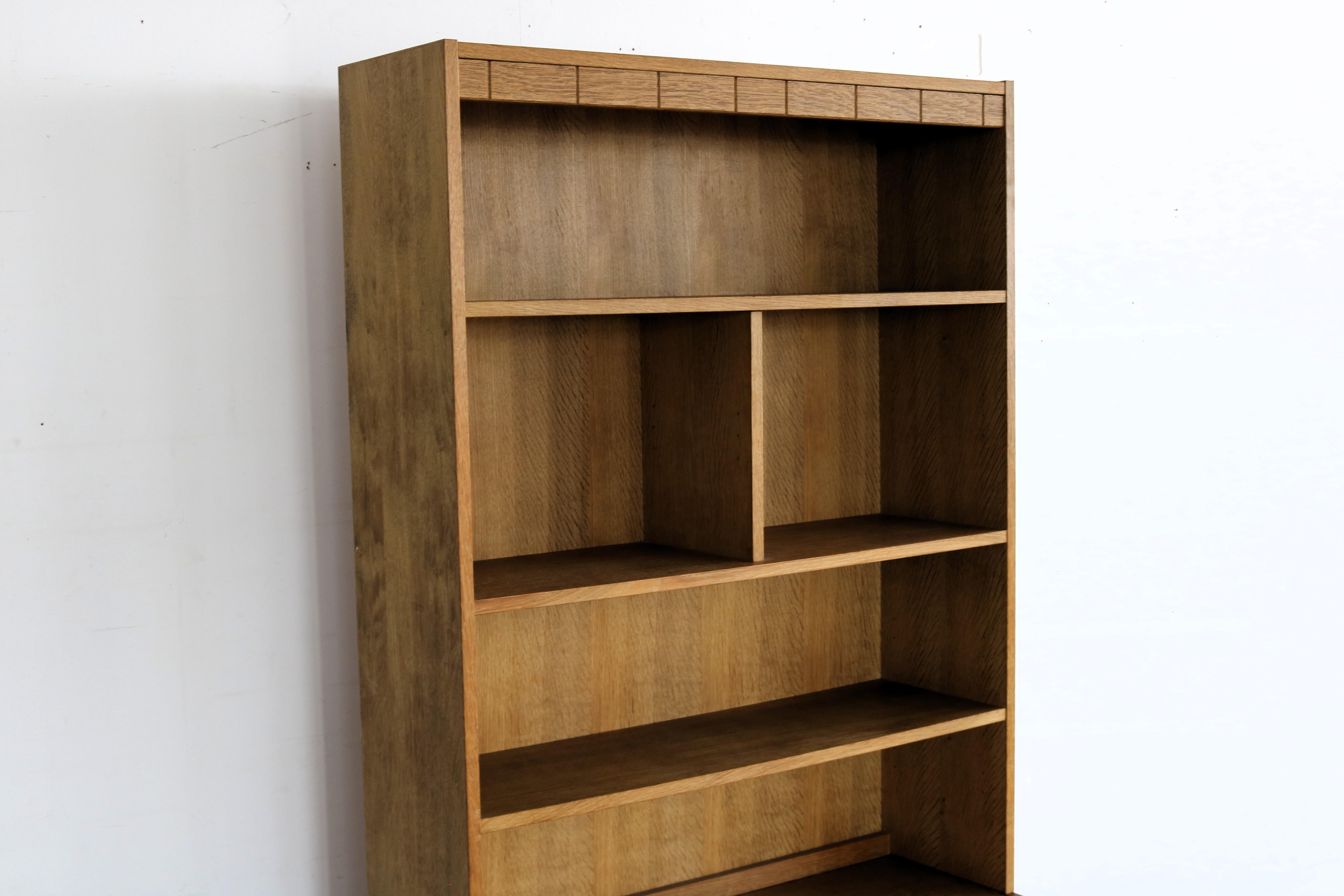 Chêne bibliothèque brutaliste  armoire murale  chêne  1960s  Danois en vente