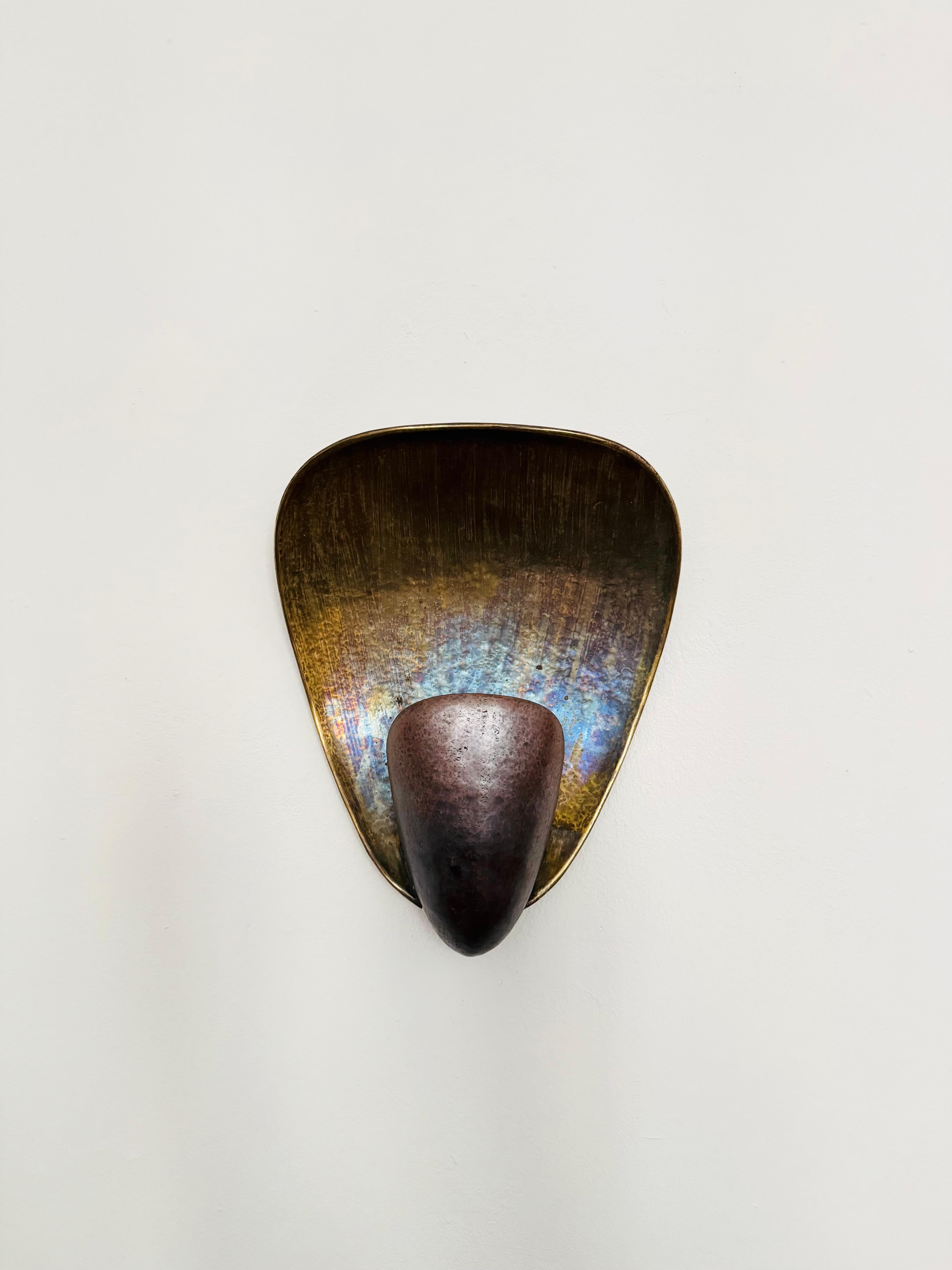 Impressionante lampada da parete brutalista degli anni '1950.
Design unico, realizzato a mano con attenzione ai dettagli.
Crea uno spettacolare gioco di luci.

Condizioni:

Condizioni vintage molto buone con lievi segni di usura dovuti all'età.

Le