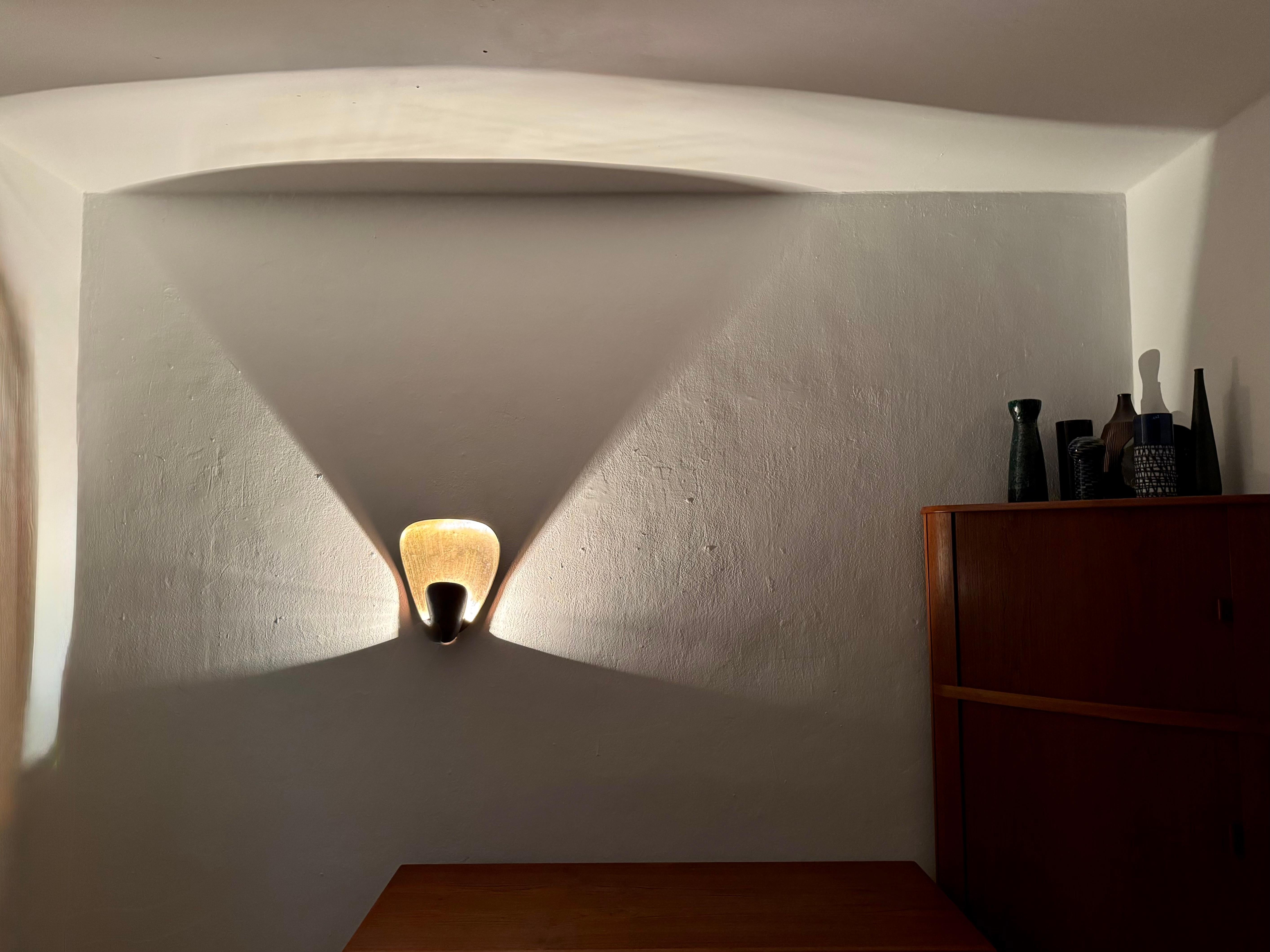 Lampada da parete brutalista in ottone e rame in vendita 1