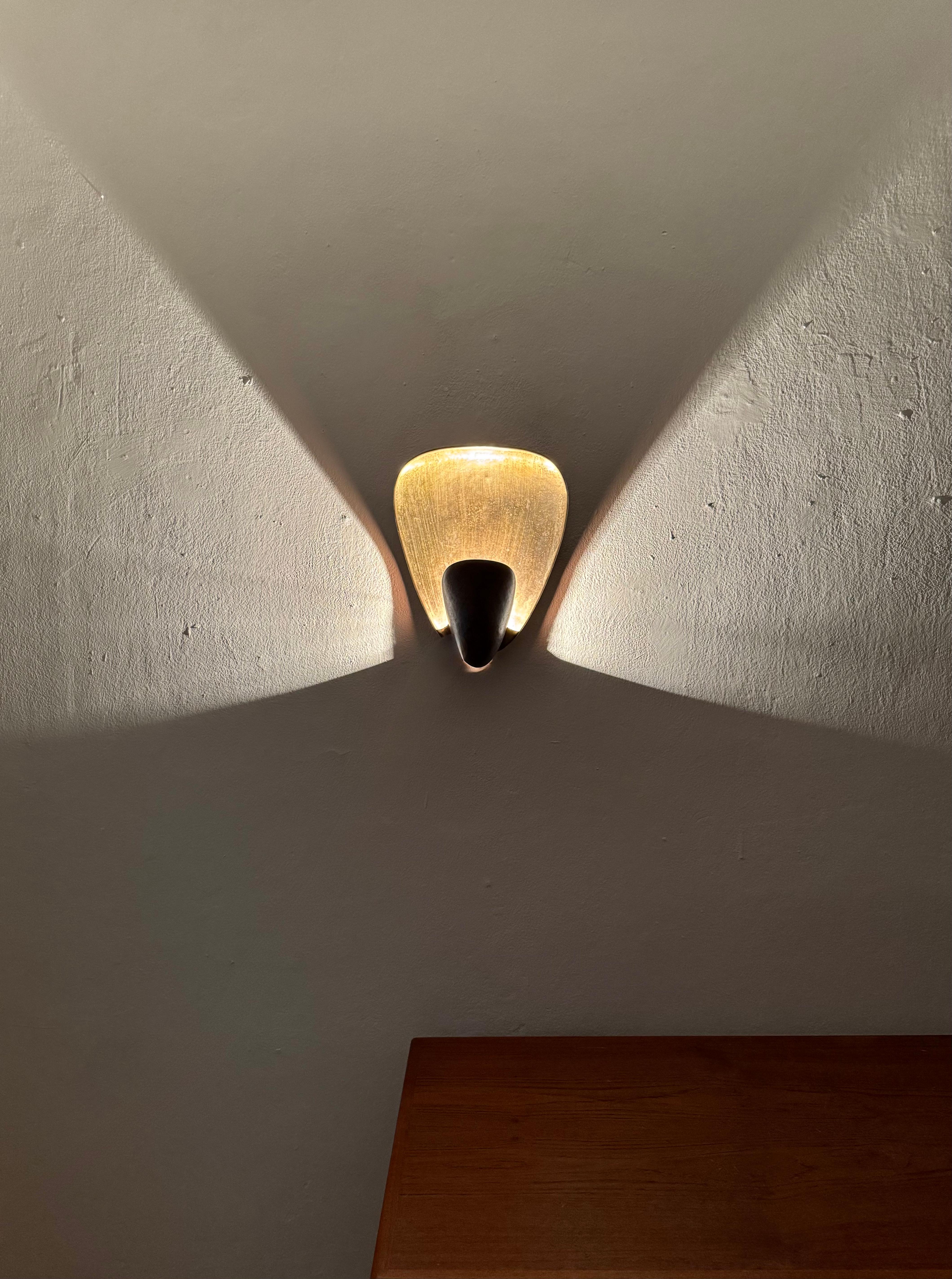 Lampada da parete brutalista in ottone e rame in vendita 2
