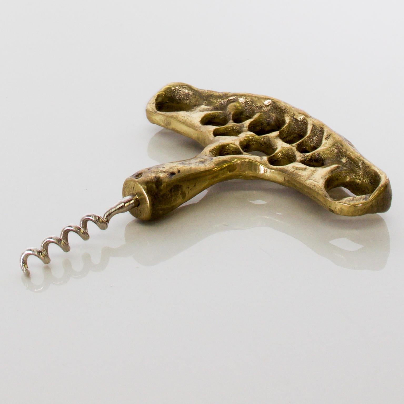 For your consideration: Brutalist bottle cork opener barware Paul Evans Appeal, 1970s, USA.

A Brutalist wine opener heavy solid brass corkscrew with handsomely aged warm golden patina.

Dimensions: 4 3/4
