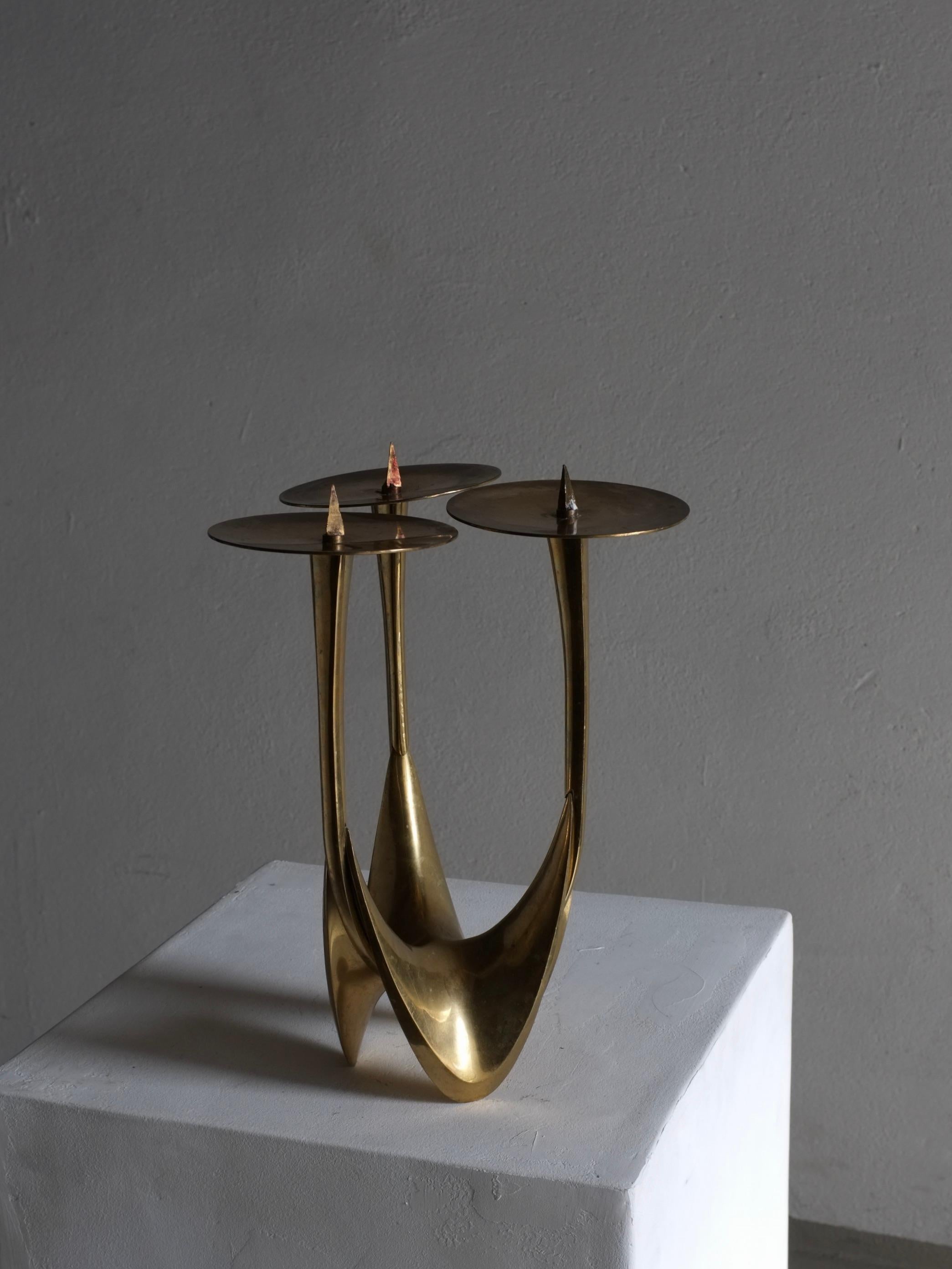 Vintage brutalist brass metal candle holder with three arms designed by Klaus Ullrich for Faber and Schumacher. Heavy item.

Additional information:
Country of manufacture: Germany
Period: 1950s
Dimensions: D 20 cm, Cup Diameter 10.5 cm x H 26