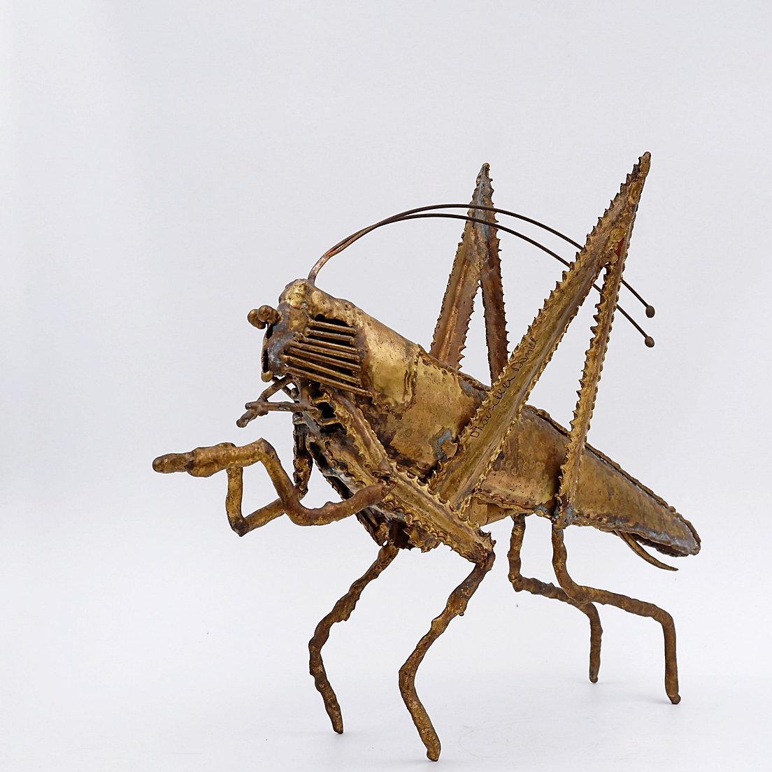 Questa cavalletta in ottone è stata creata dall'artista belga Daniel Dhaeseleer e può essere datata negli anni Settanta. È un bellissimo oggetto brutalista.
Usura coerente con l'età e l'uso.
Cavalletta brutalista in ottone di Daniel Dhaeseleer -