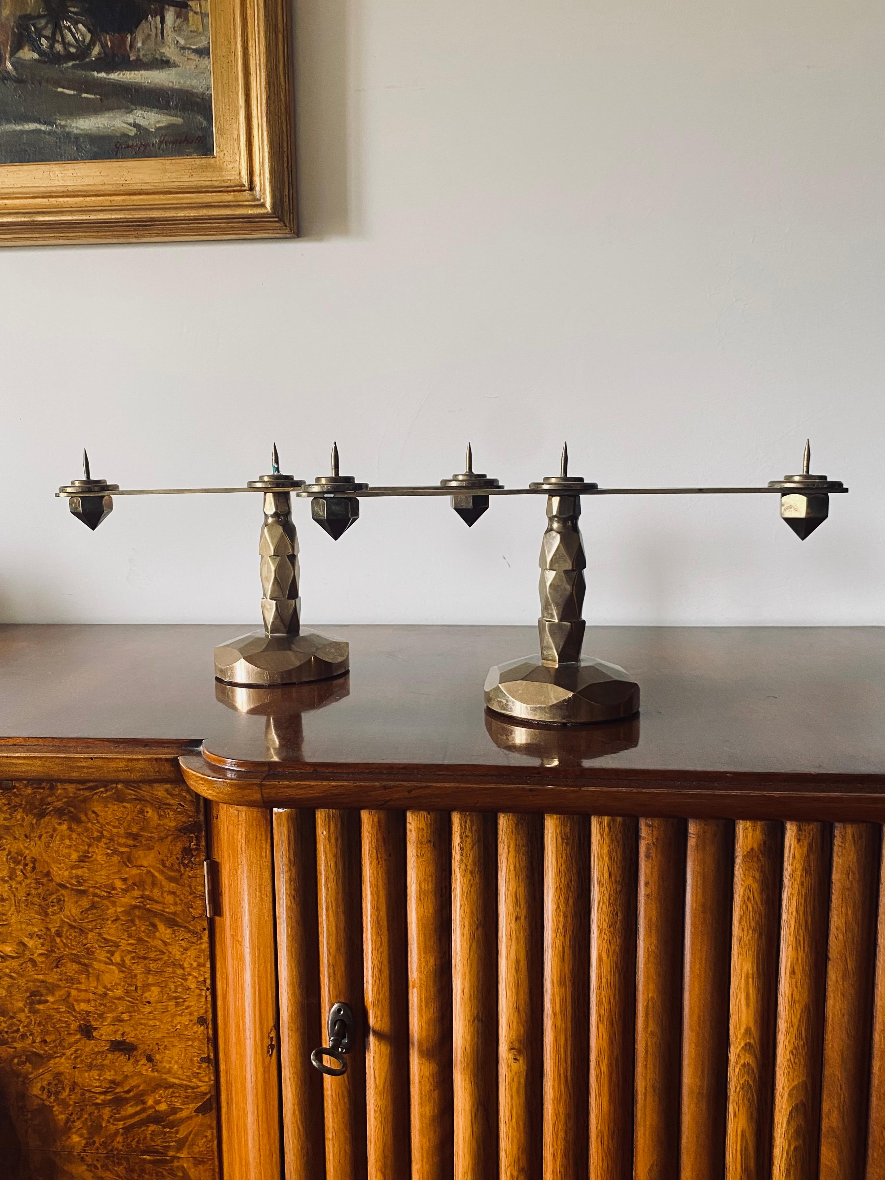 A pair of great brutalist candle holders

France, circa 1970

Solid brass

H 21 cm x 13 cm x 40 cm

Conditions: excellent, no defects