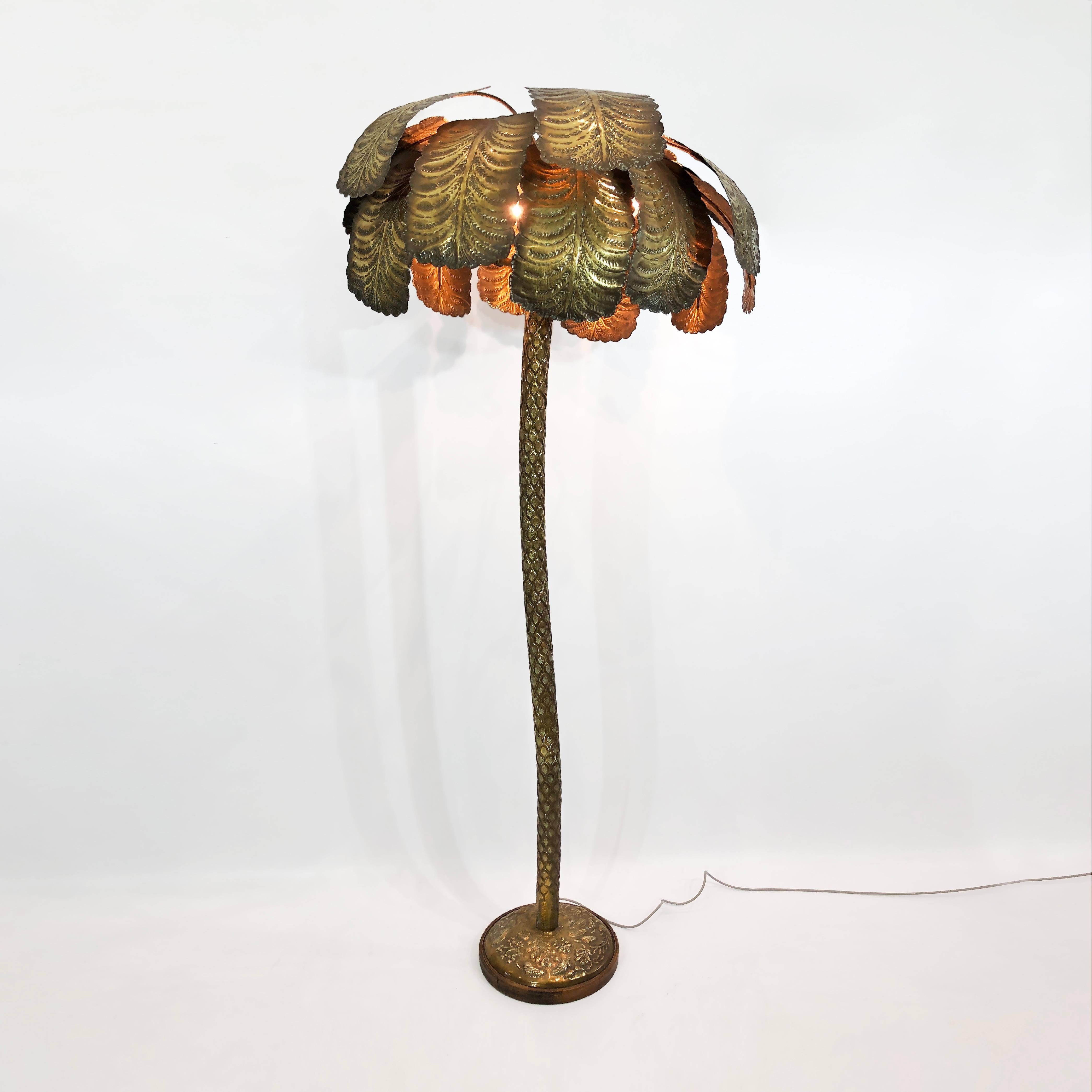 This extravagant brass palm tree floor lamp, imported from Spain, is a stunning and highly rare example of design at the meeting point of brutalism and Hollywood Regency opulence. Originally part of a Spanish estate in the 1970s - which is easily