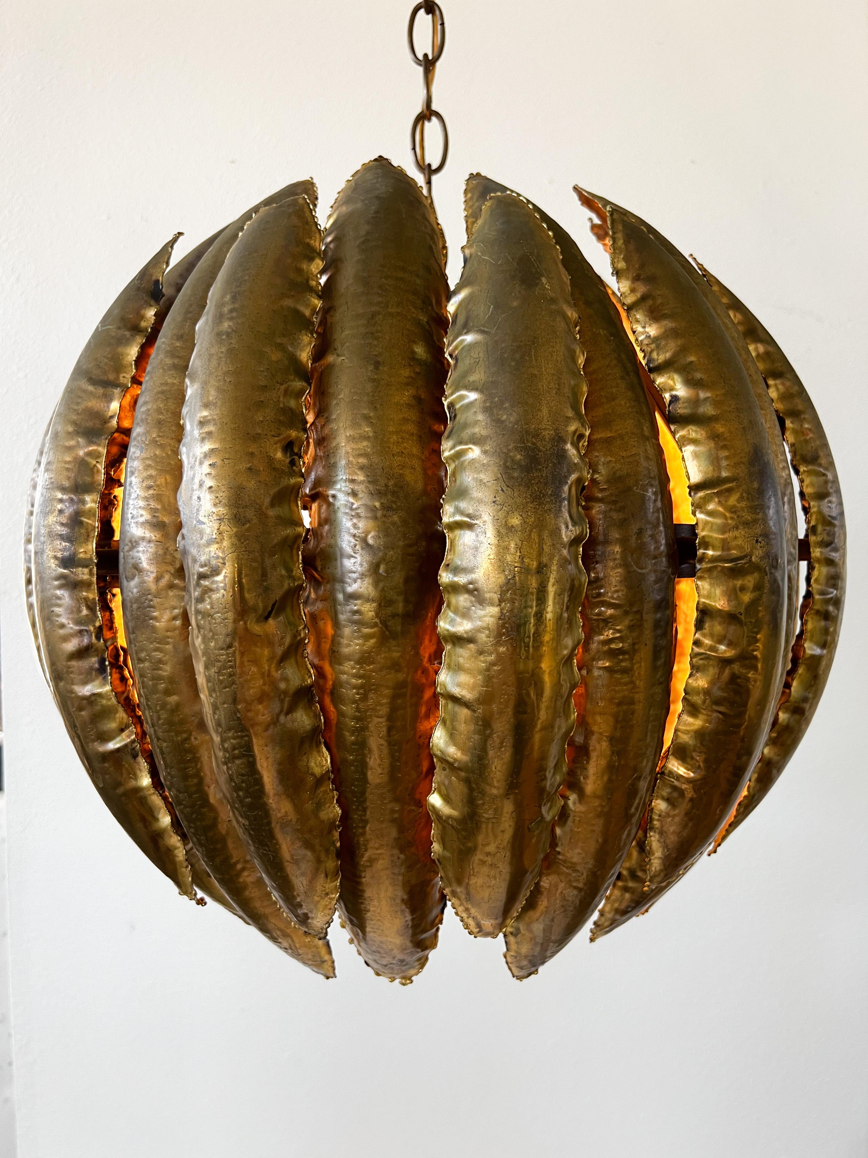 Brutalismo Lampada a sospensione in ottone brutalista di Tom Greene & Greene in vendita