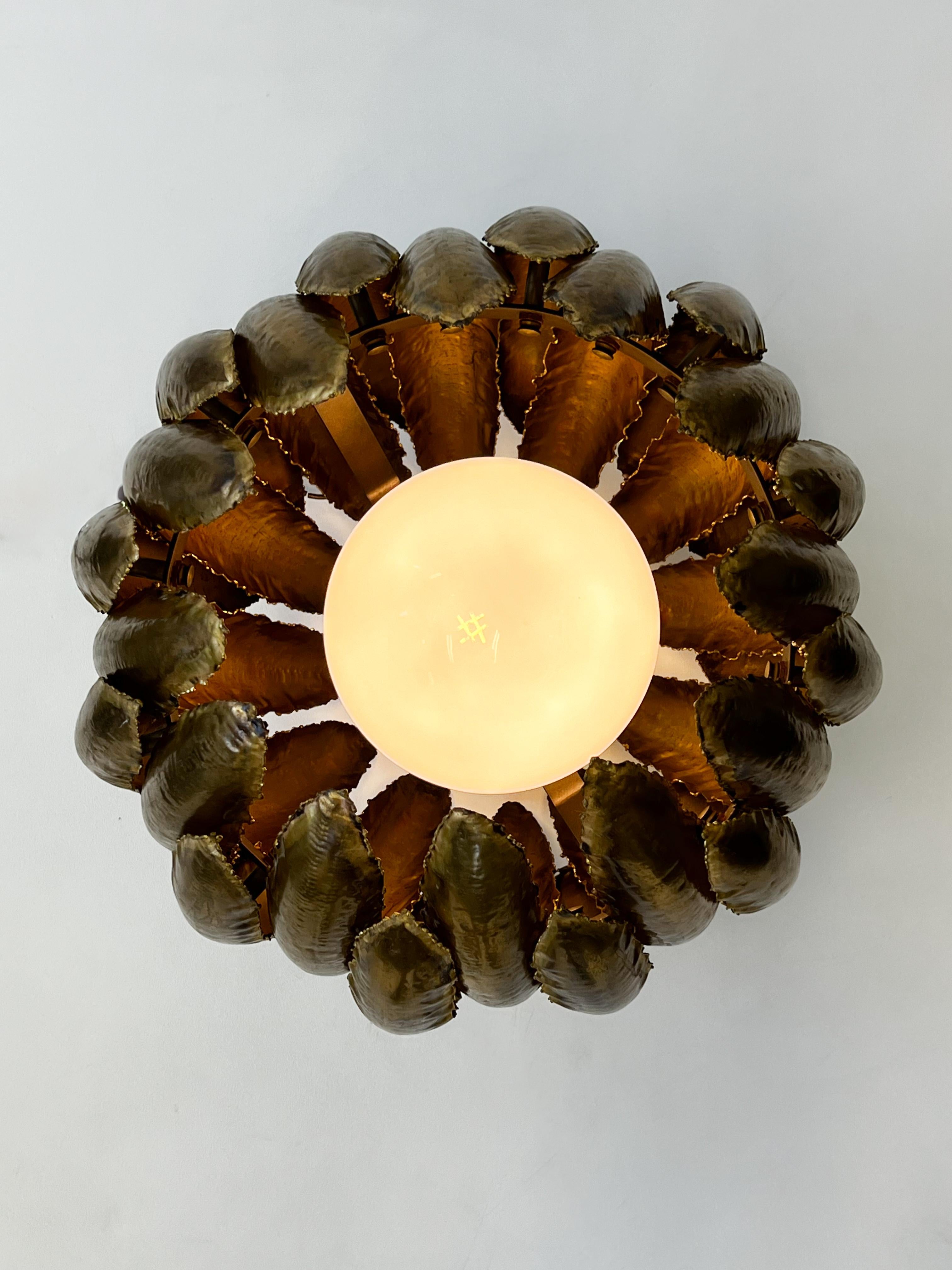 Fatto a mano Lampada a sospensione in ottone brutalista di Tom Greene & Greene in vendita