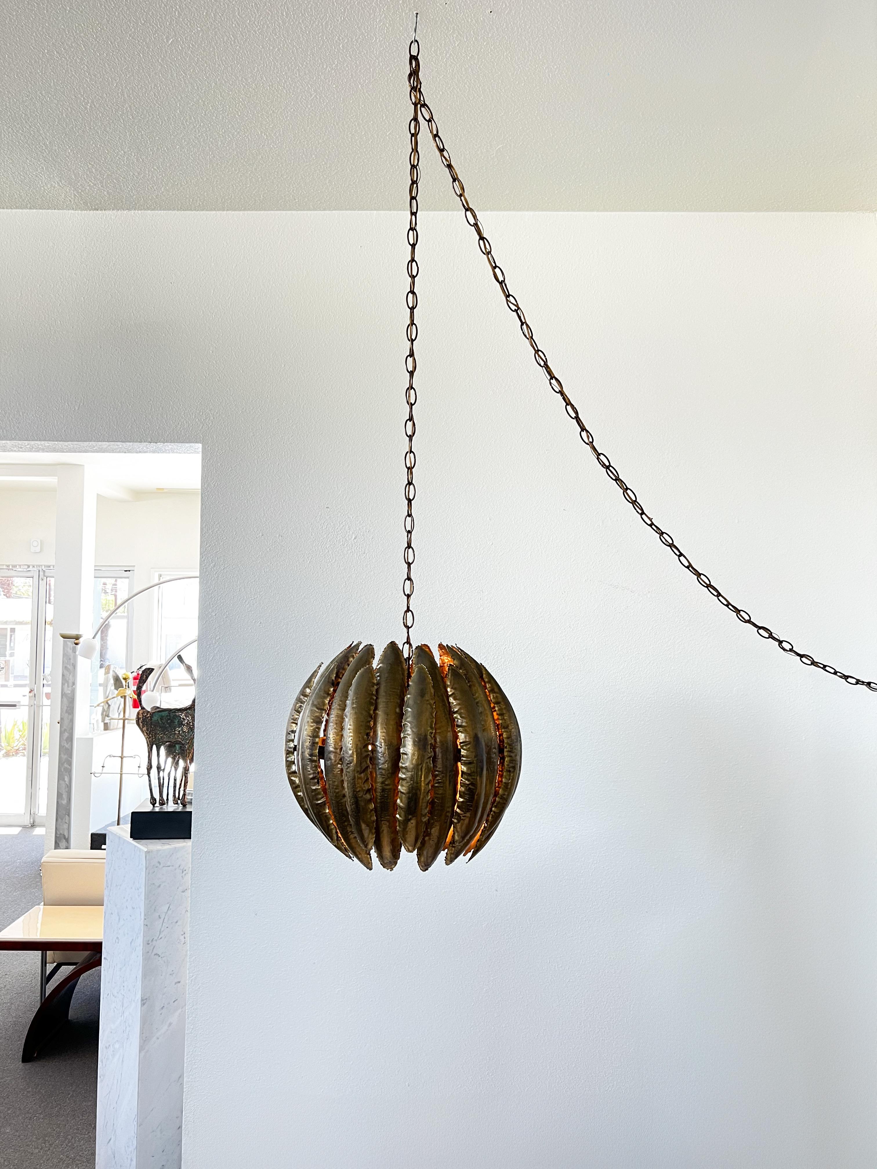 Fine XX secolo Lampada a sospensione in ottone brutalista di Tom Greene & Greene in vendita