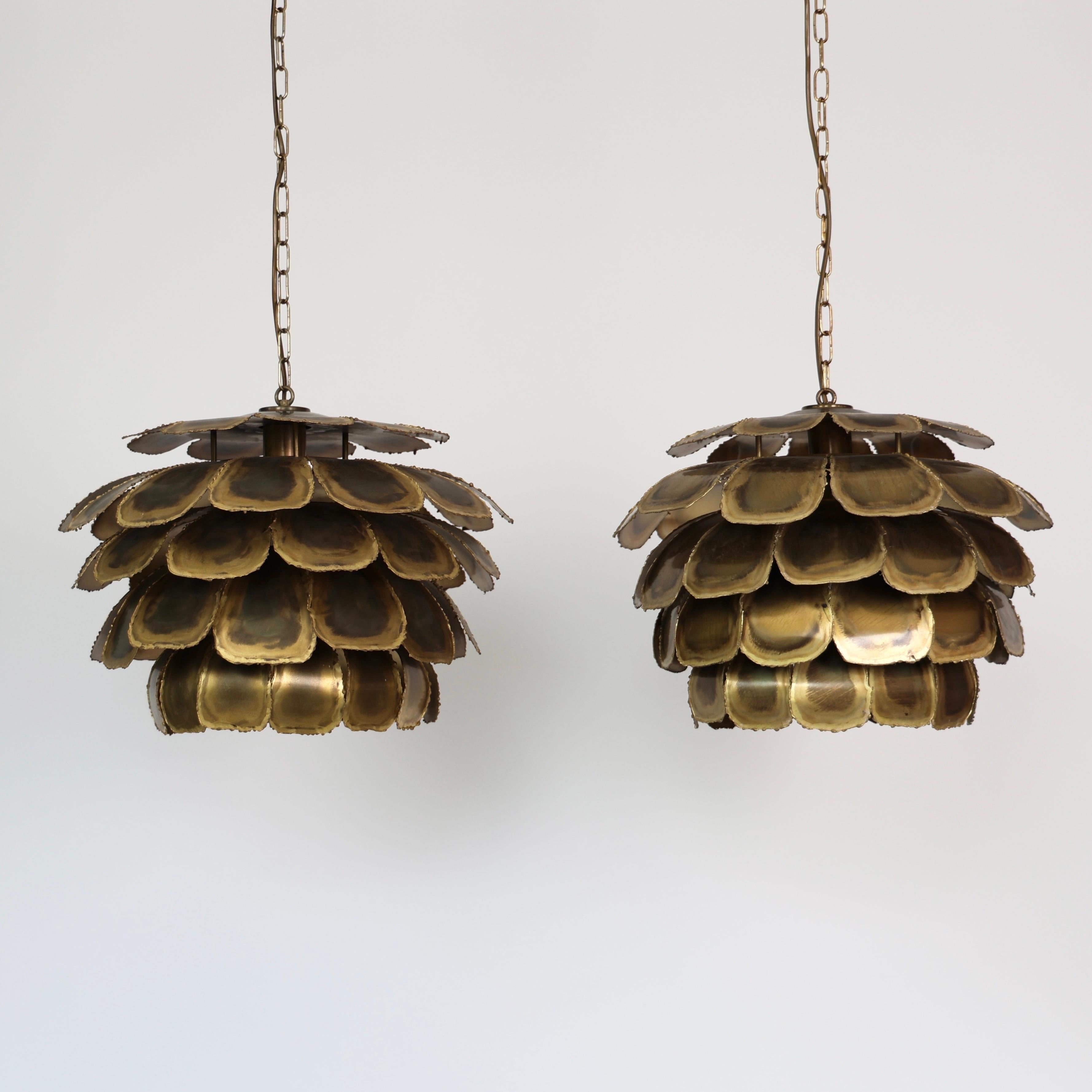 Set von substanziellen brutalistischen Messing-Hängeleuchten, entworfen von Svend Aage Holm Sørensen in den 1960er Jahren.

* Satz (2) großer Pendelleuchten mit geschichteten, gebrannten Messingplatten
* Designer: Svend Aage Holm Sørensen
* Typ: