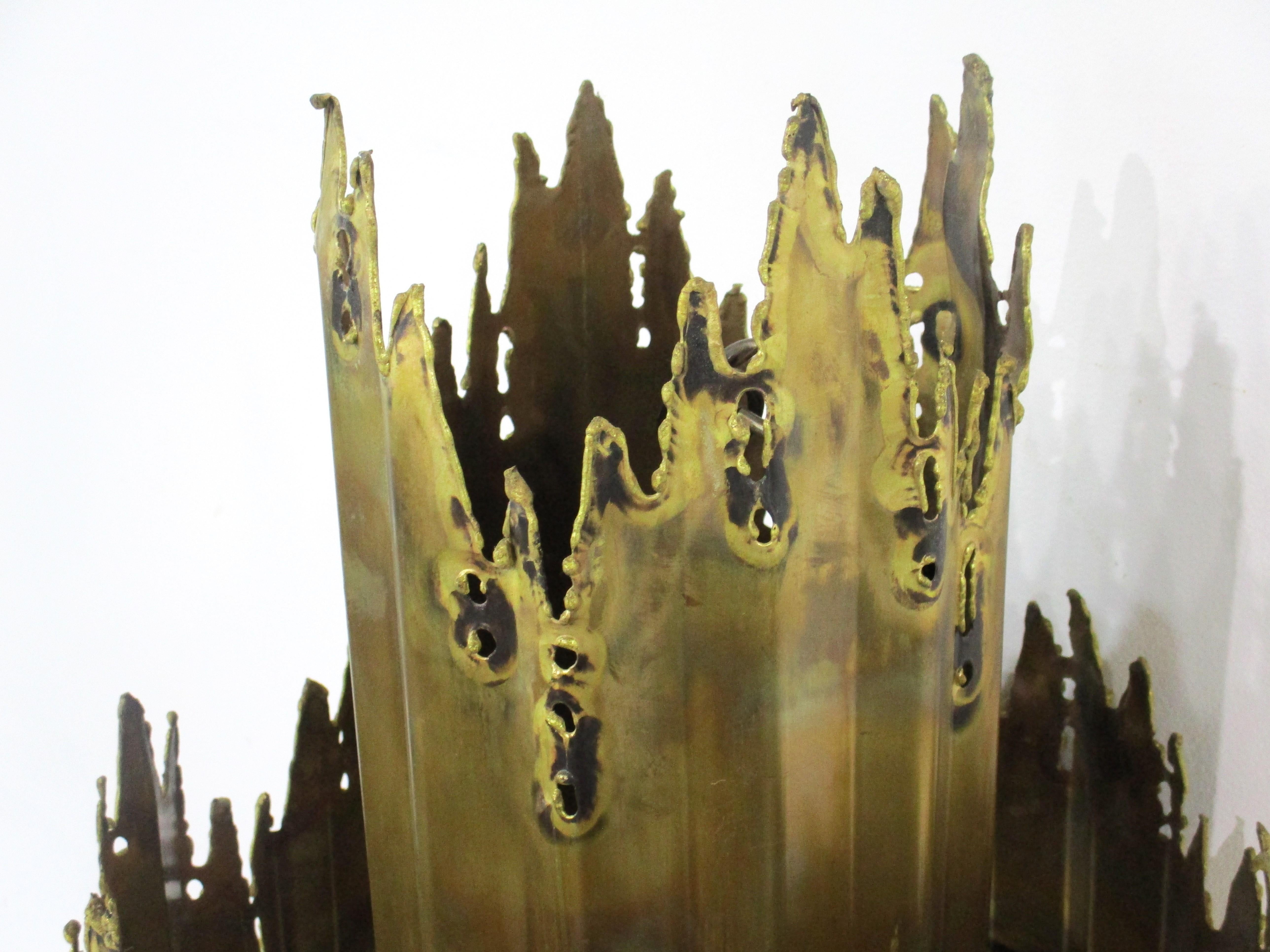 Brutalisme Lustre sculptural brutaliste en laiton de style Jere par Tom Greene pour Feldman en vente