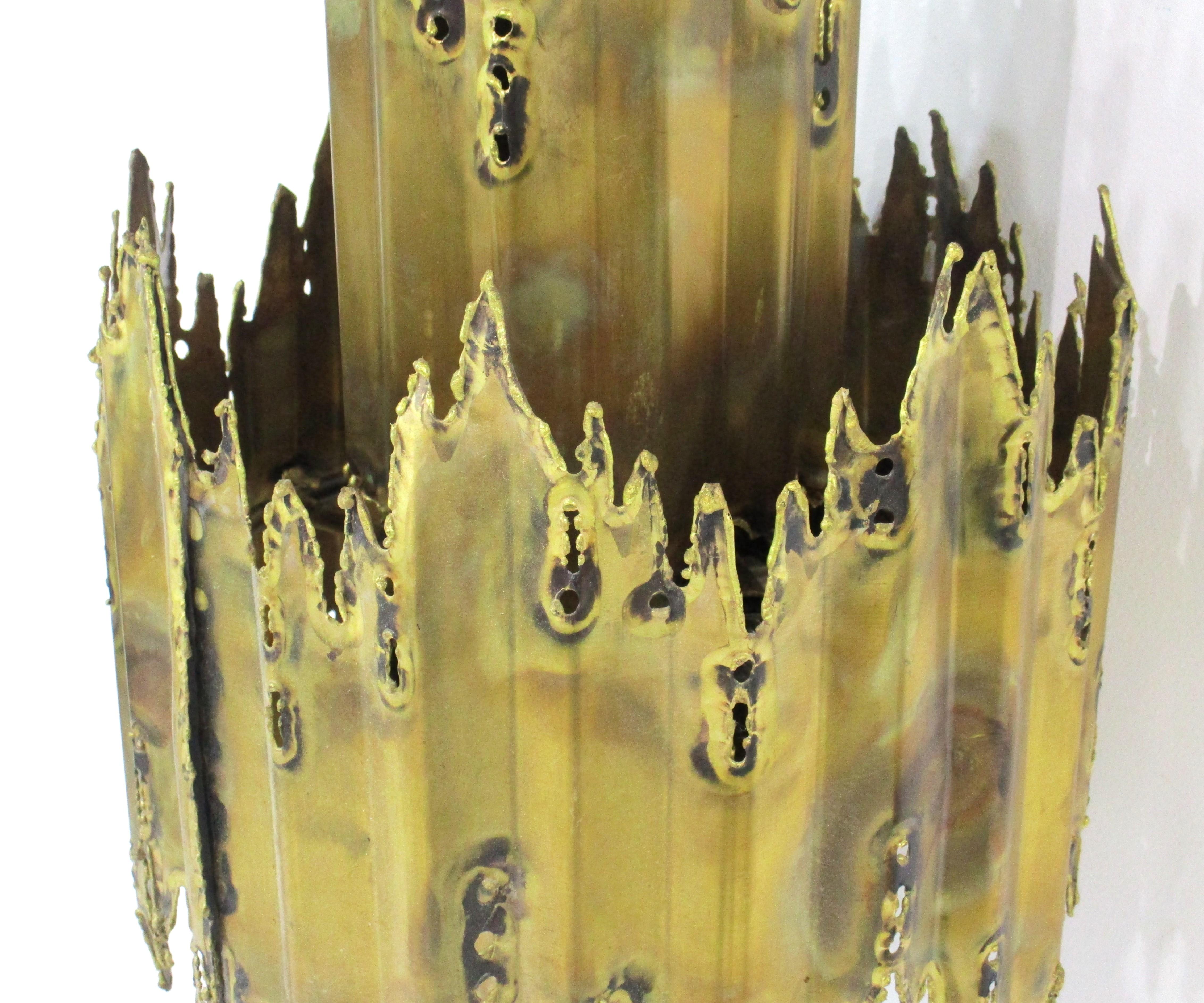 Américain Lustre sculptural brutaliste en laiton de style Jere par Tom Greene pour Feldman en vente