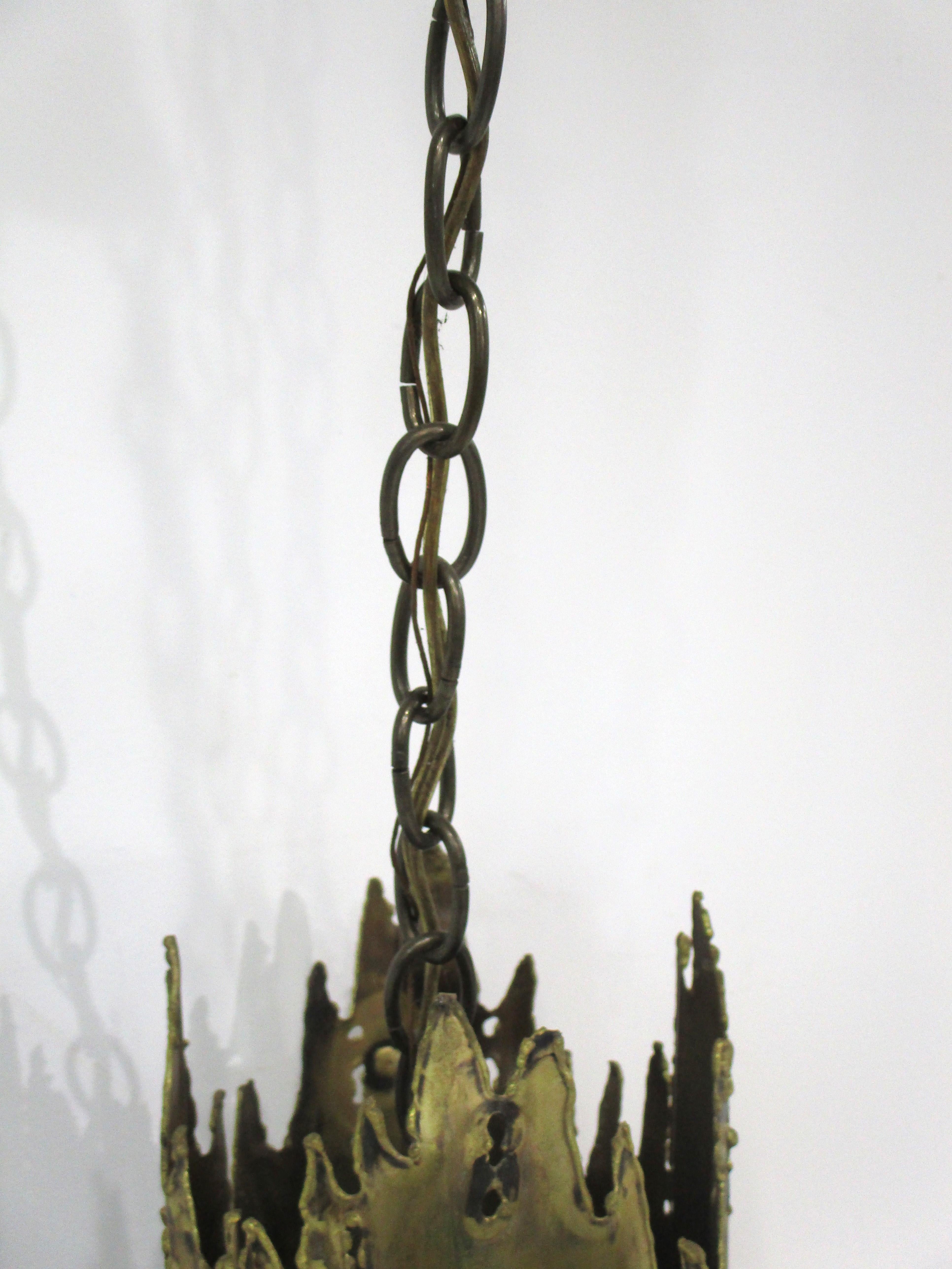 Laiton Lustre sculptural brutaliste en laiton de style Jere par Tom Greene pour Feldman en vente