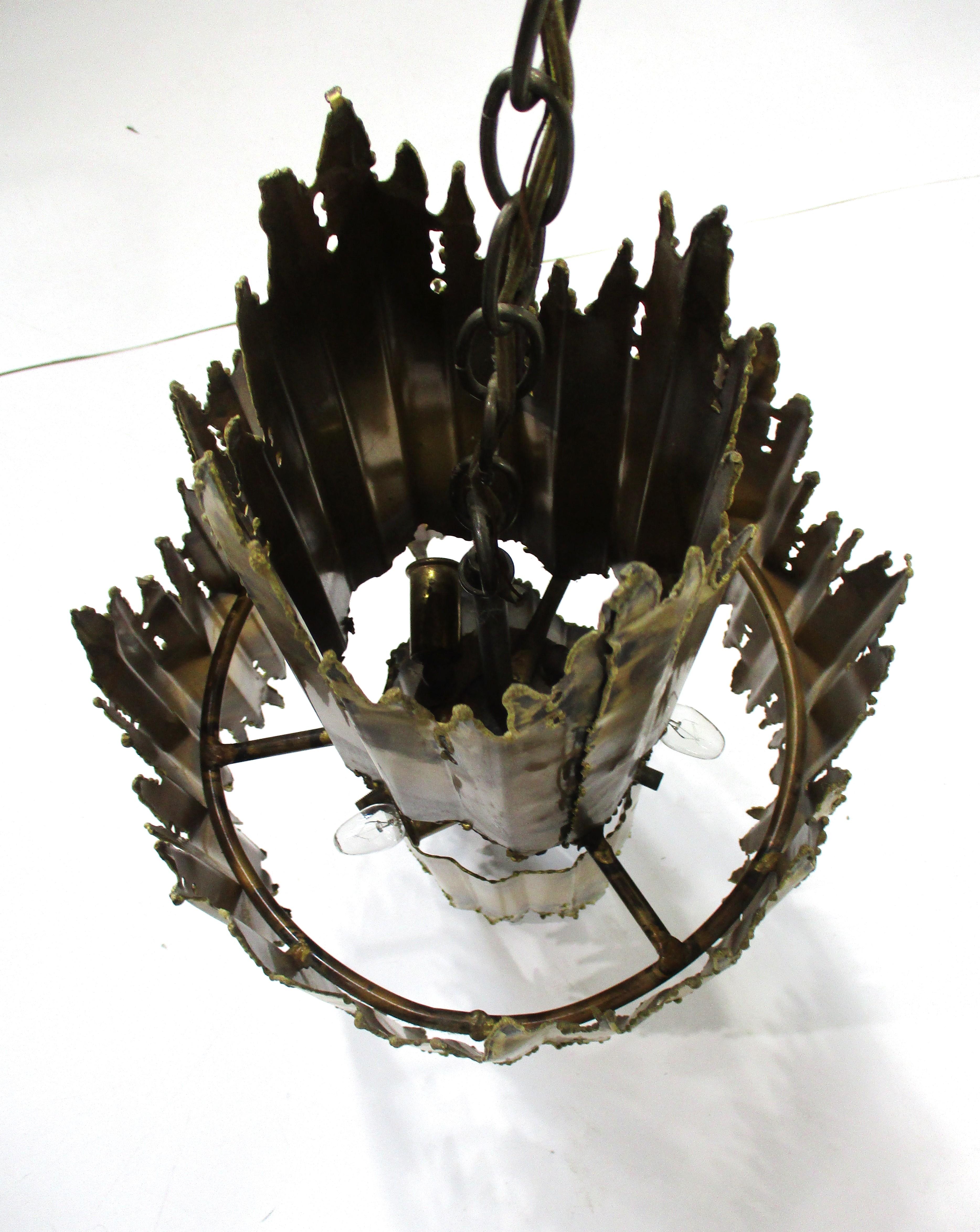 Lustre sculptural brutaliste en laiton de style Jere par Tom Greene pour Feldman en vente 1