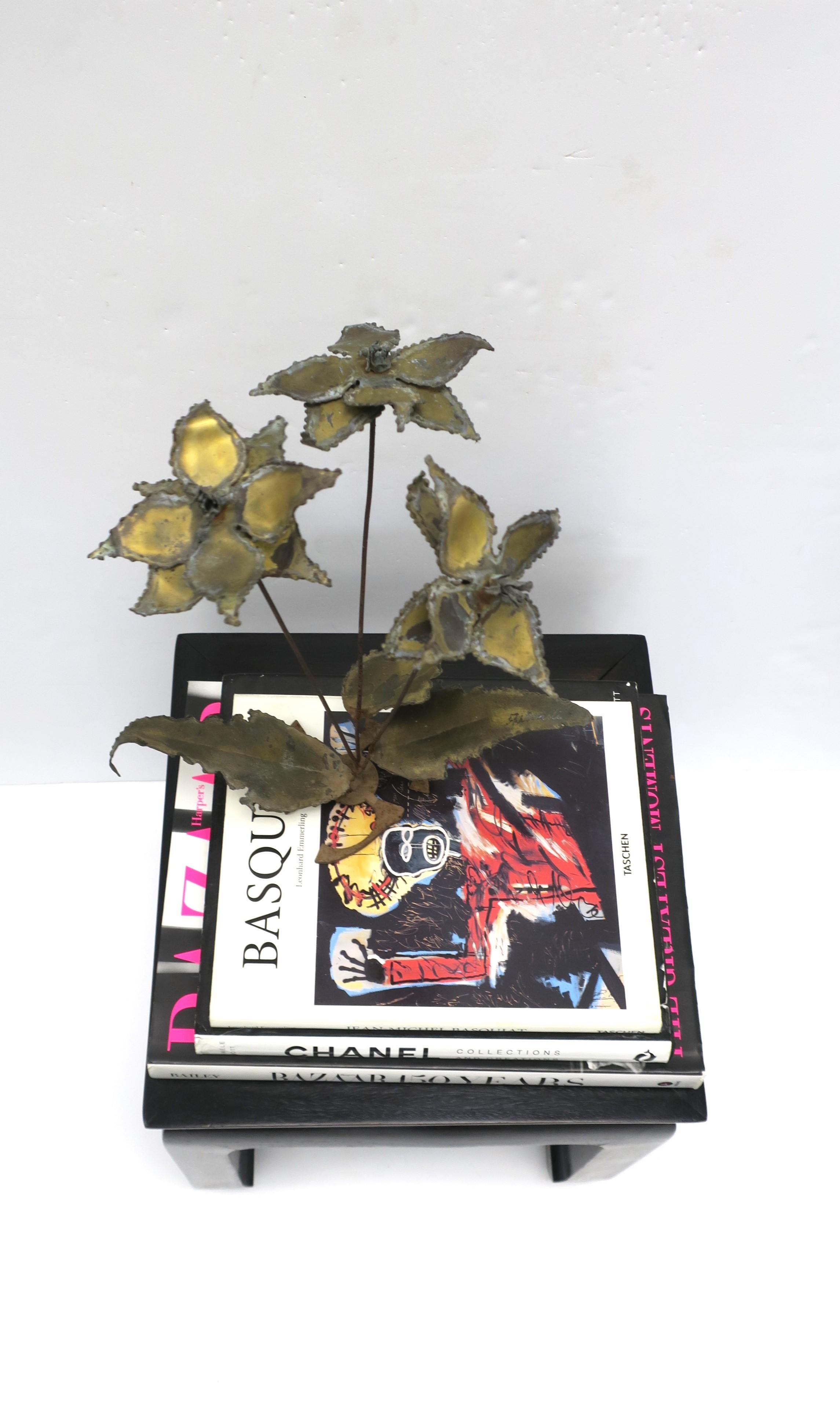 Brutalist Brass Sculpture of Flowers and Leaves in the Style of Silas and Jere In Good Condition For Sale In New York, NY