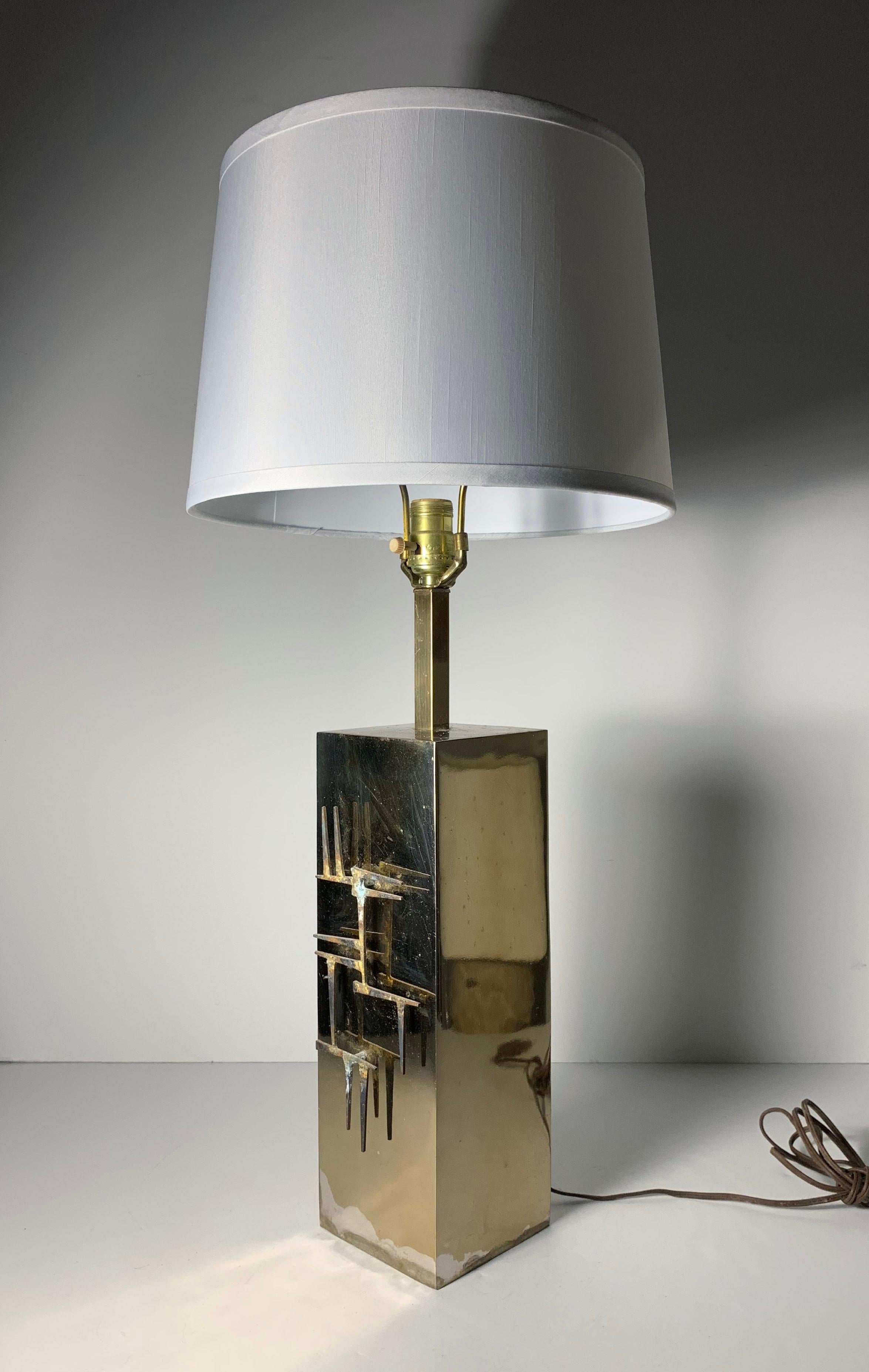 Brutalist Brass Table Lamp with Abstract Nail Applique Relief by Laurel In Good Condition For Sale In Chicago, IL