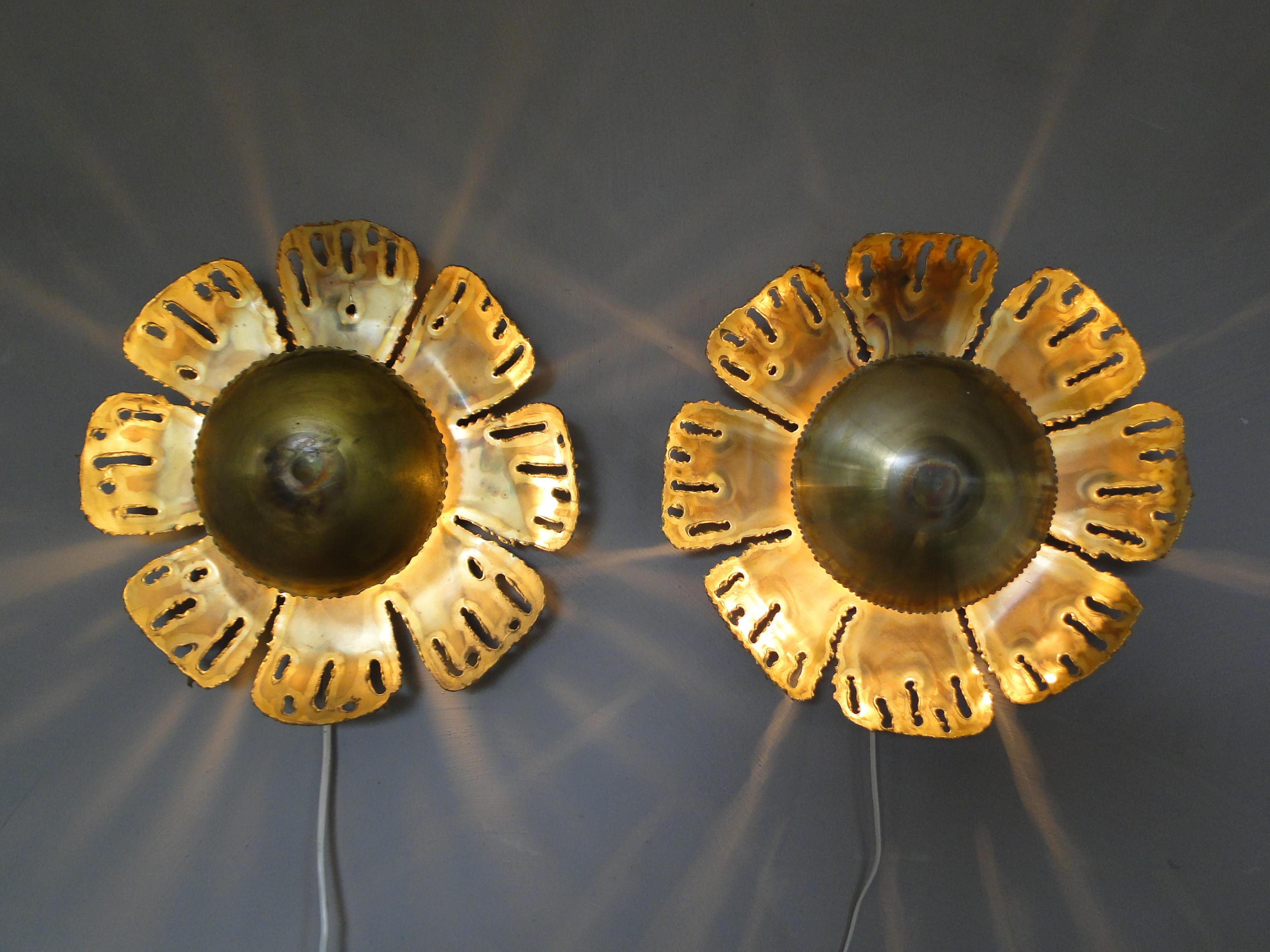 Pair sun-shaped brass wall lamps designed by Svend Aage Holm Sørensen in the 1960s. Produced by his company Holm Sørensen & Co., this eye-catching style  is a true masterpiece and trademark of the Danish designer.

Wall fixings included

The sconces