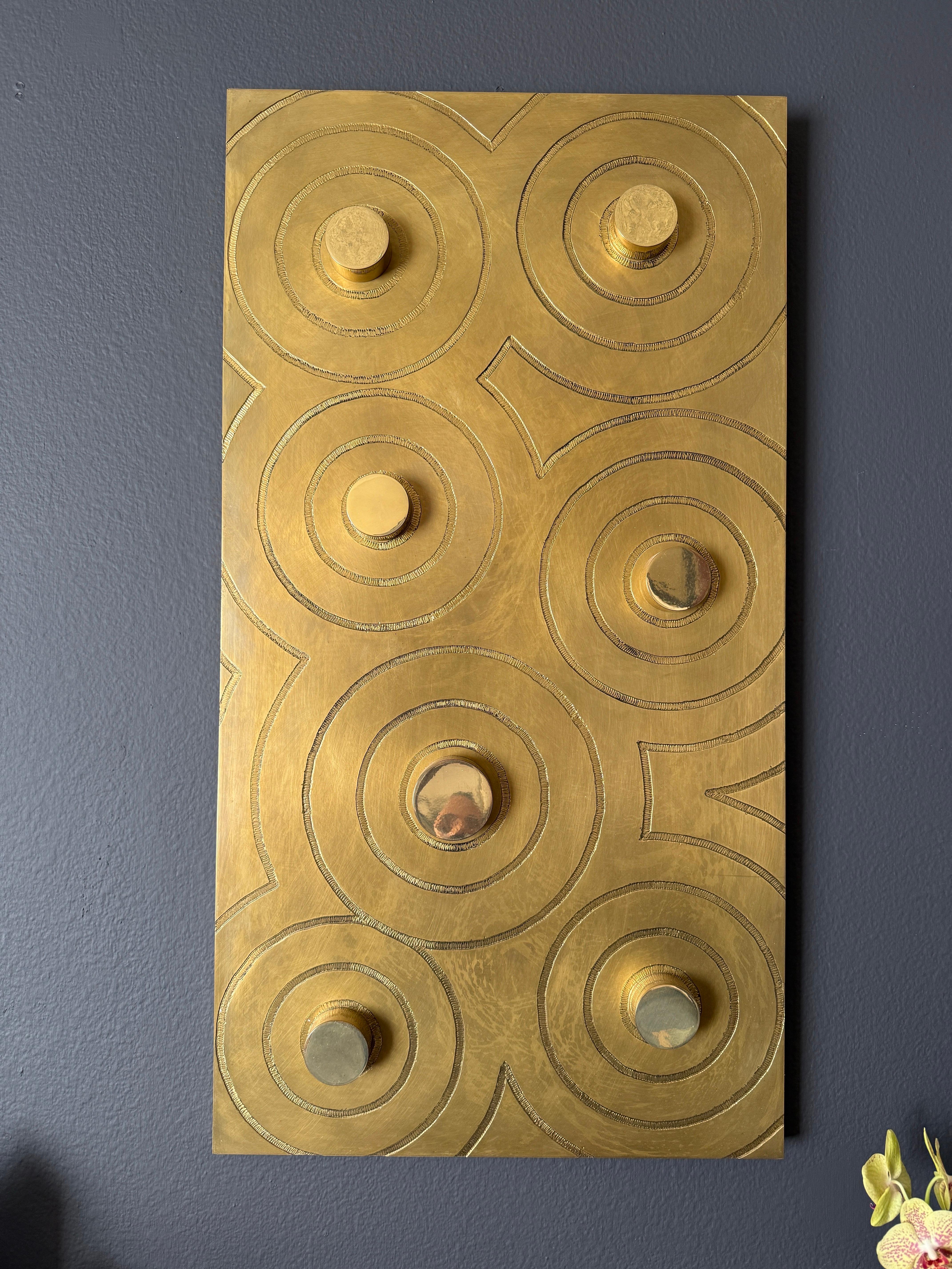 Brutalistische Wandskulptur aus patiniertem Messing im Stil von Jean Claude Dresse.