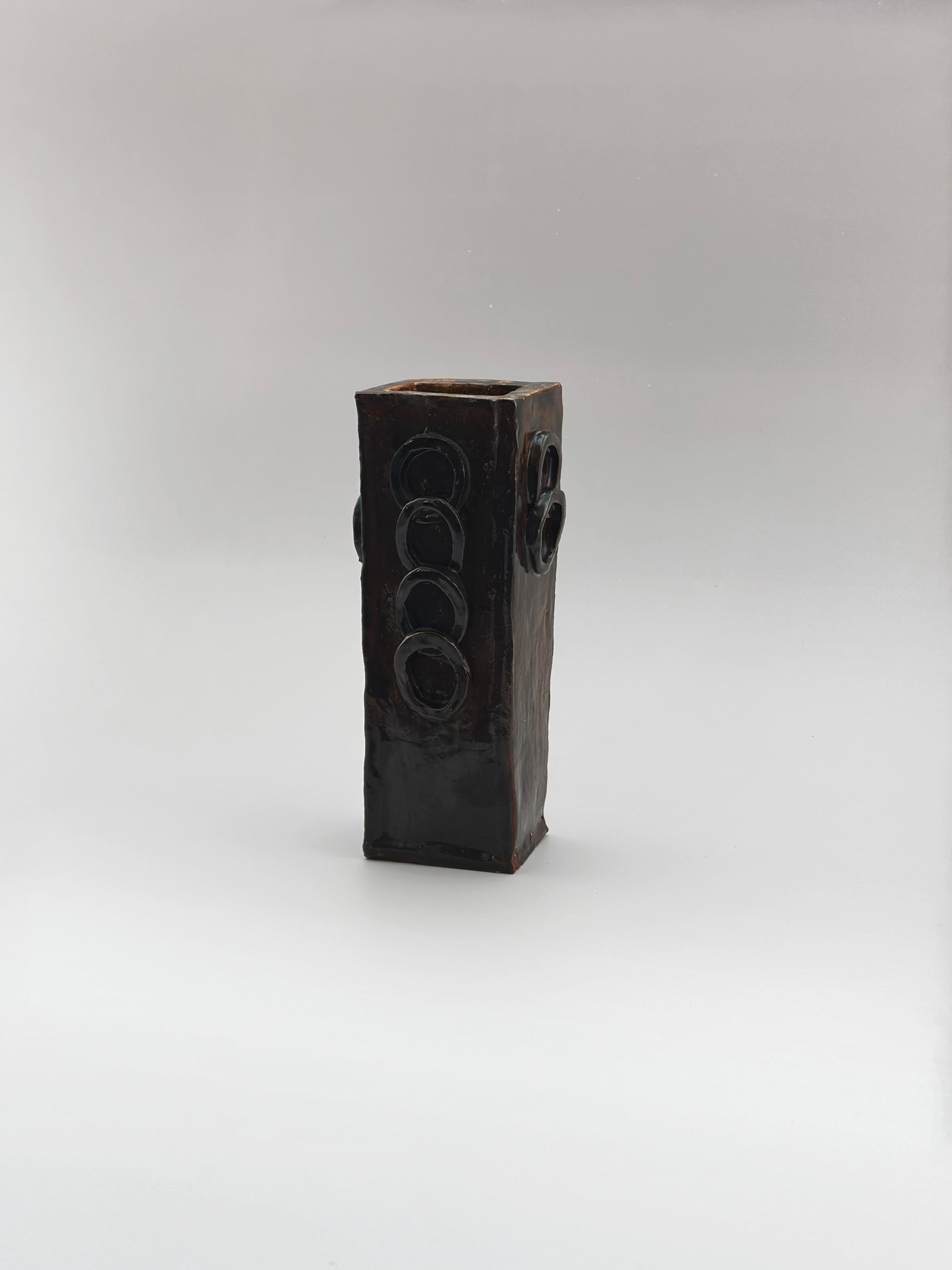Brutalistische britische Studio Pottery Vase, Tenmoku-Glasur, ca. 1970er Jahre (Terrakotta) im Angebot