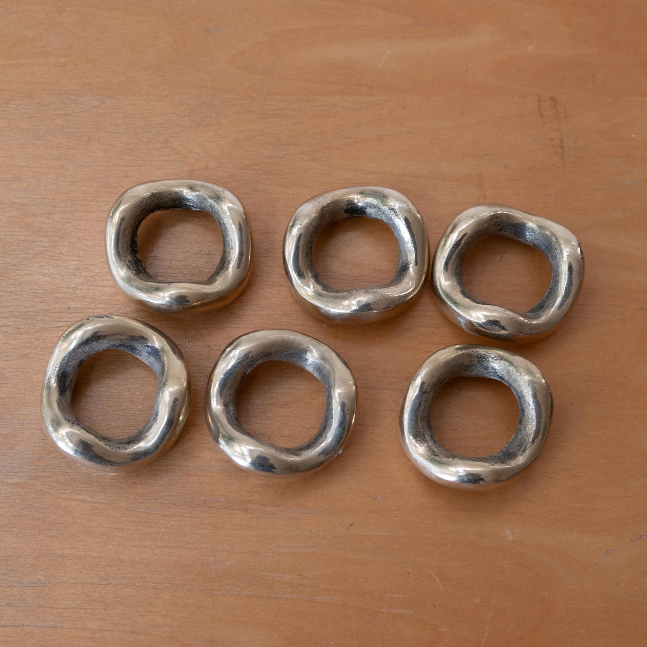 Ensemble de six ronds de serviette sculpturaux en laiton massif ou en bronze, années 1970. 
