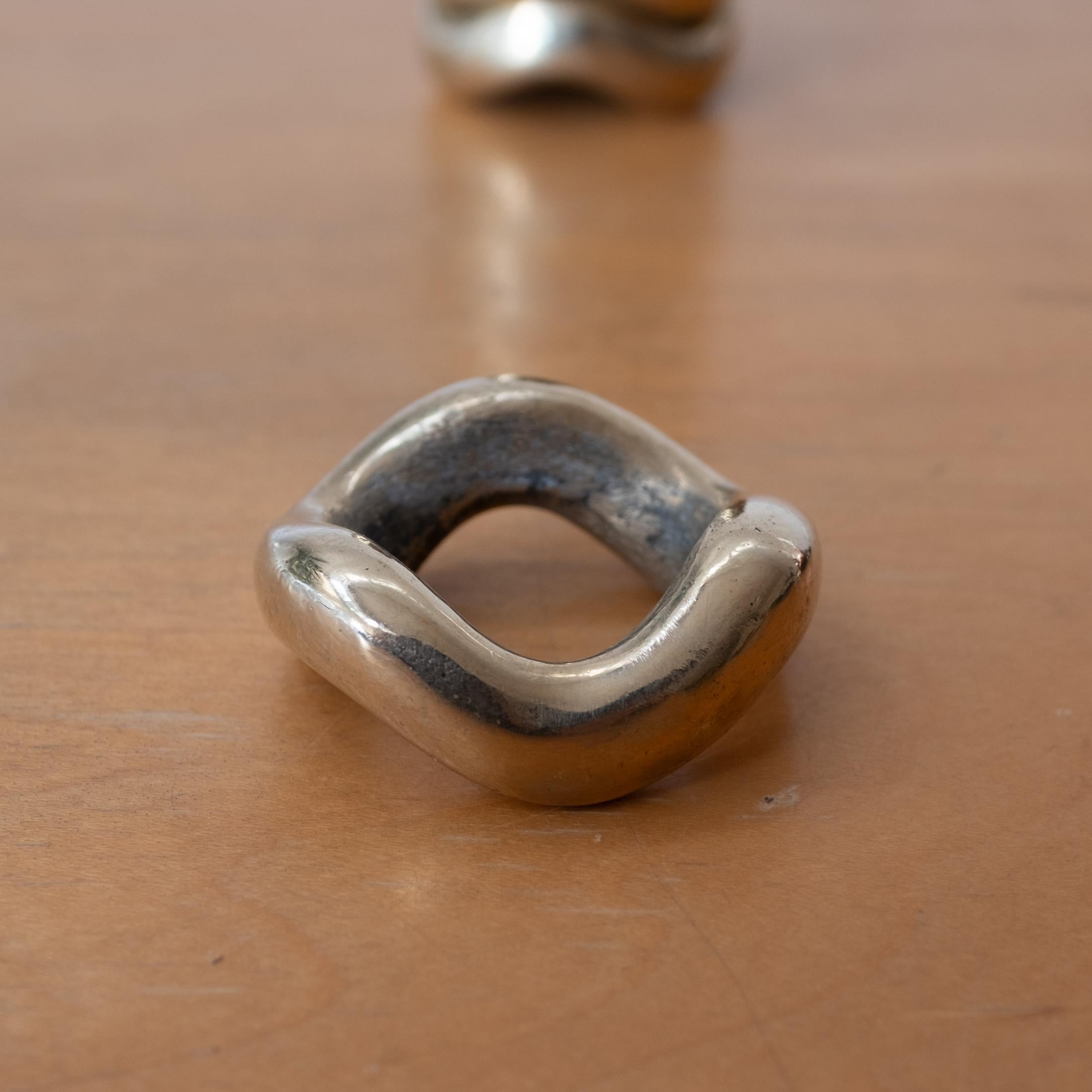 Brutalist Bronze 1970 Sculptural Napkin Rings Set of 6 en vente 2