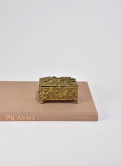 Boîte brutaliste en bronze