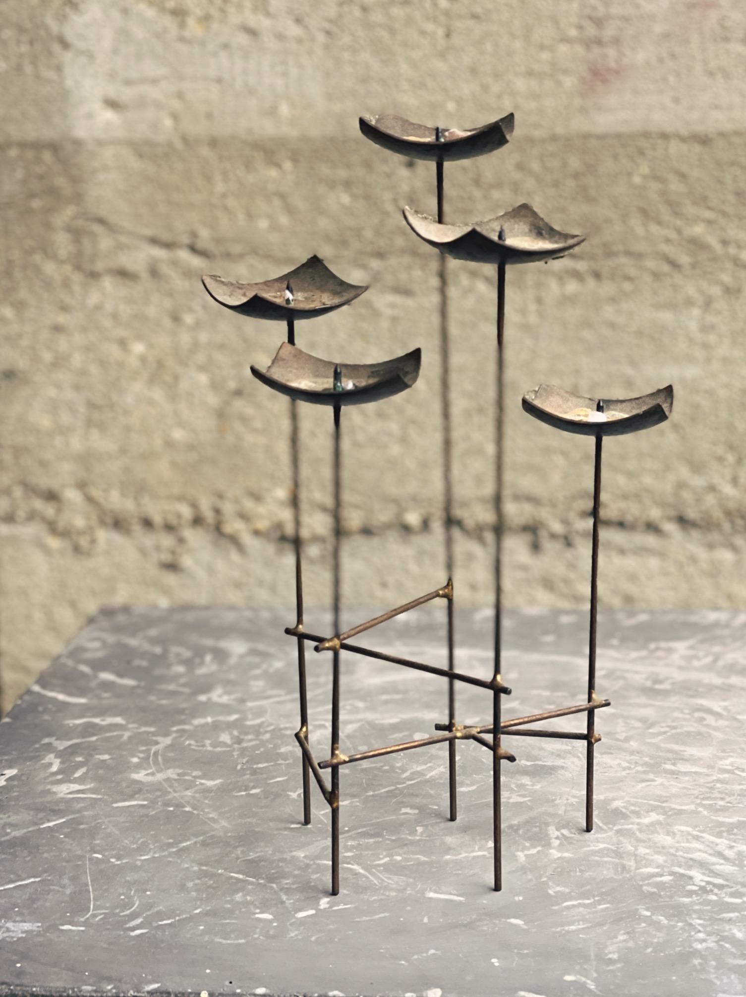 Brutalistischer Bronzekandelaber, modernistischer skulpturaler Kerzenhalter aus den 1950er Jahren im Angebot 1