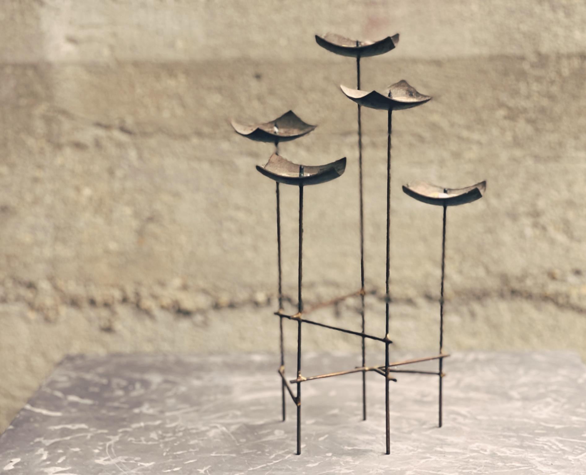 Brutalistischer Bronzekandelaber, modernistischer skulpturaler Kerzenhalter aus den 1950er Jahren (Geschmiedet) im Angebot