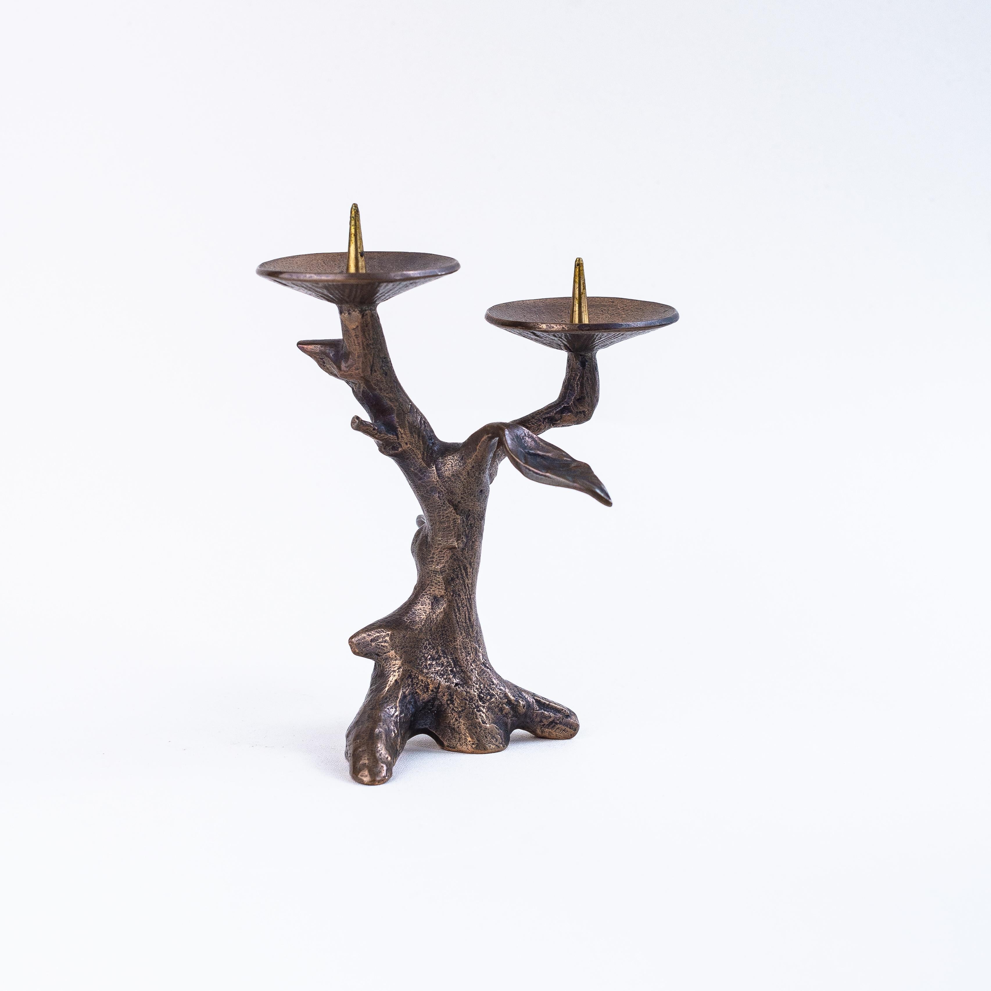 Chandelier brutaliste en bronze, motif d'arbre et de feuilles, France, années 1970

Elegant candélabre entièrement en bronze

Représentant un arbre, des branches et des feuilles avec des détails finement gravés.

Très bon état, belle patine !

