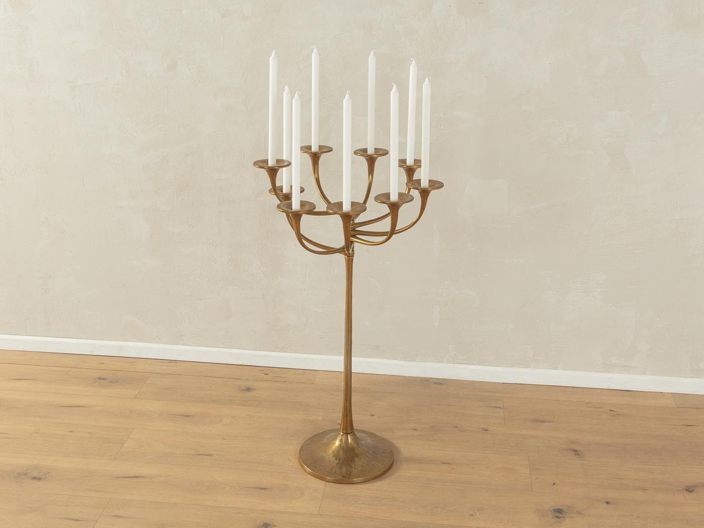 Brutalistischer Kerzenhalter von Michael Harjes aus den 1970er Jahren. Hochwertiges Bronzegestell mit neun beweglichen Armen.

Qualitätsmerkmale:
vollendetes Design: perfekte Proportionen und sichtbare Liebe zum Detail
hochwertige Verarbeitung mit