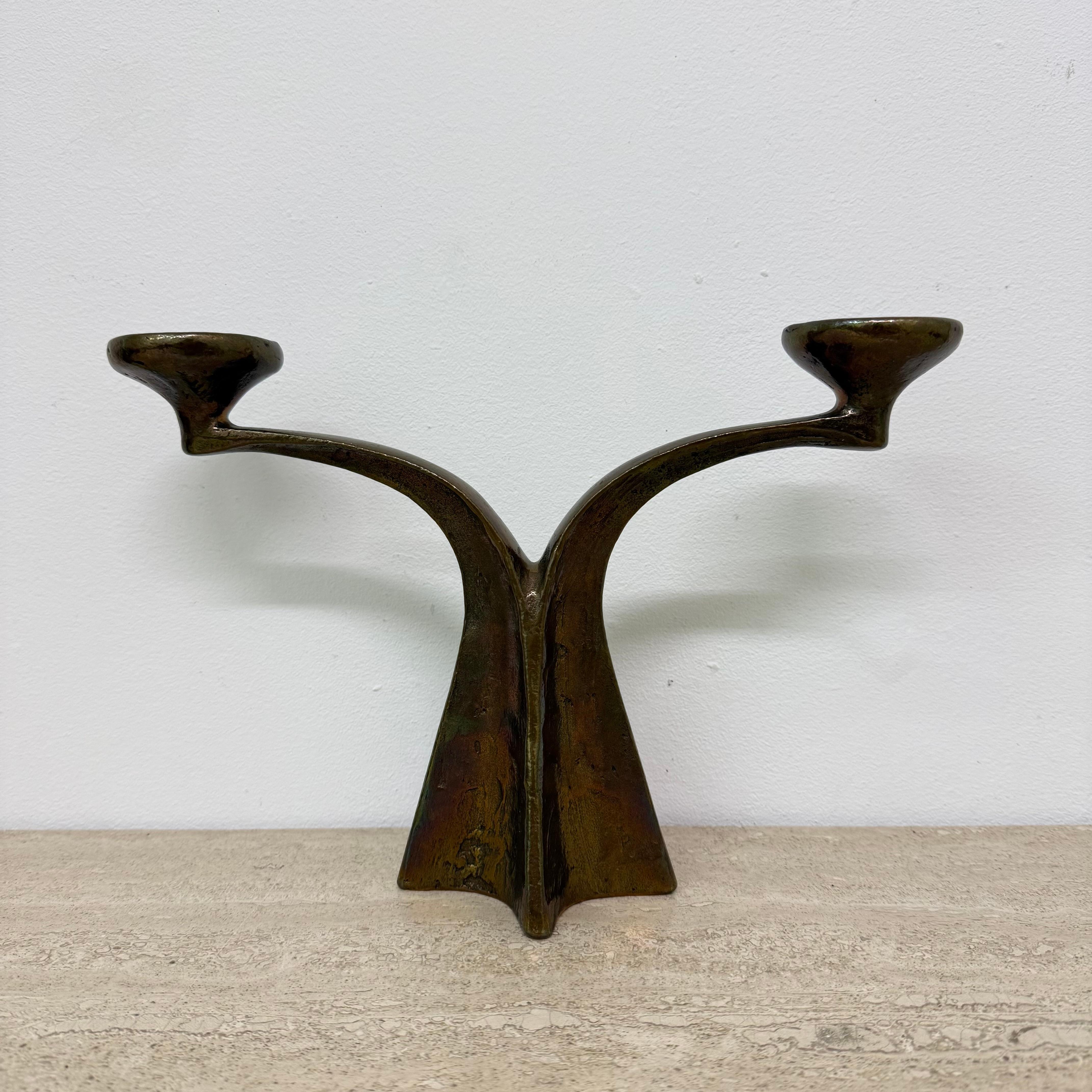 Brutalist bronze candle stick by Michael Harjes , 1970s

Dimensions: 30cm Width , 8,5cm Depth , 21cm Height
Period: 1970s
Material: Bronze