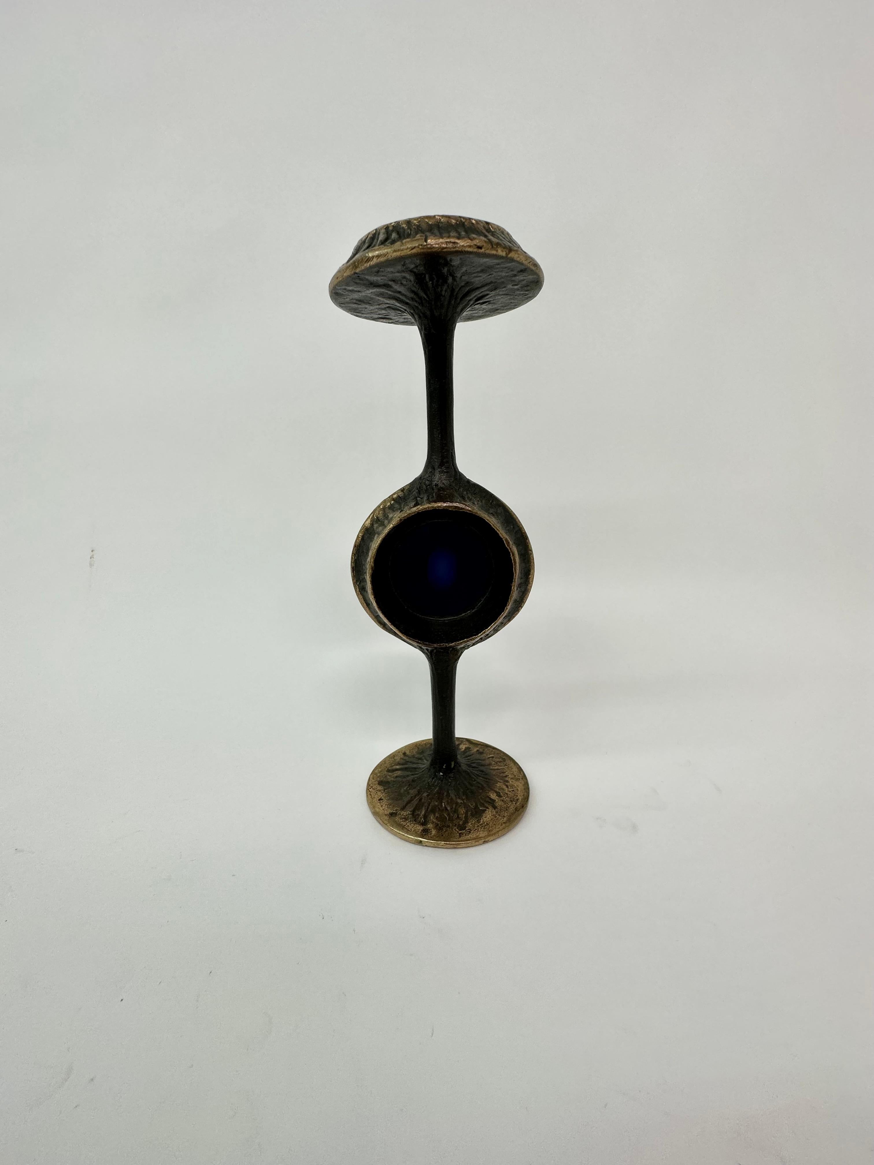 Bougeoir brutaliste en bronze avec cristal bleu, 1970's

Dimensions : 23 cm H, 8cm L, 7,5cm P
Condit : Bon
MATERIAL : Bronze, verre
Couleur : or , bleu