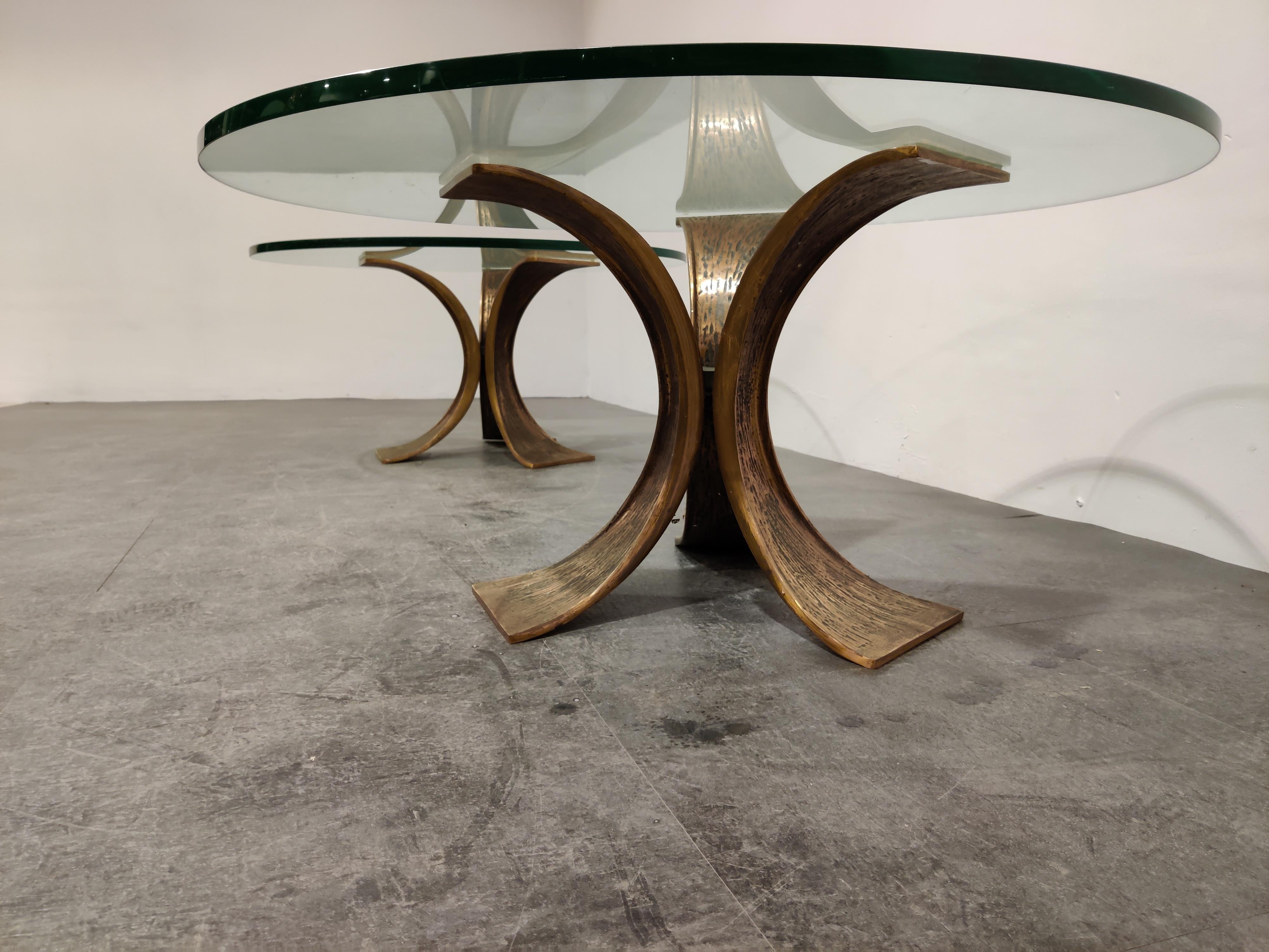 Unique heavy Brutalist coffee tables or side tables.

These tables consist of an elegant shaped tripod bronze base with a thick clear glass round top.

Great 1970s Brutalist design, rare to find a pair.

Good condition.

1970s,