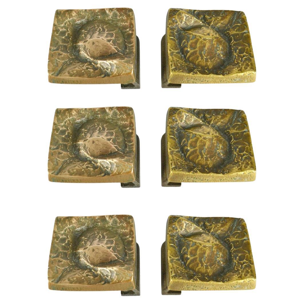 Coppie architettoniche di maniglie per porte a spinta e a tirante in bronzo con rilievi artistici