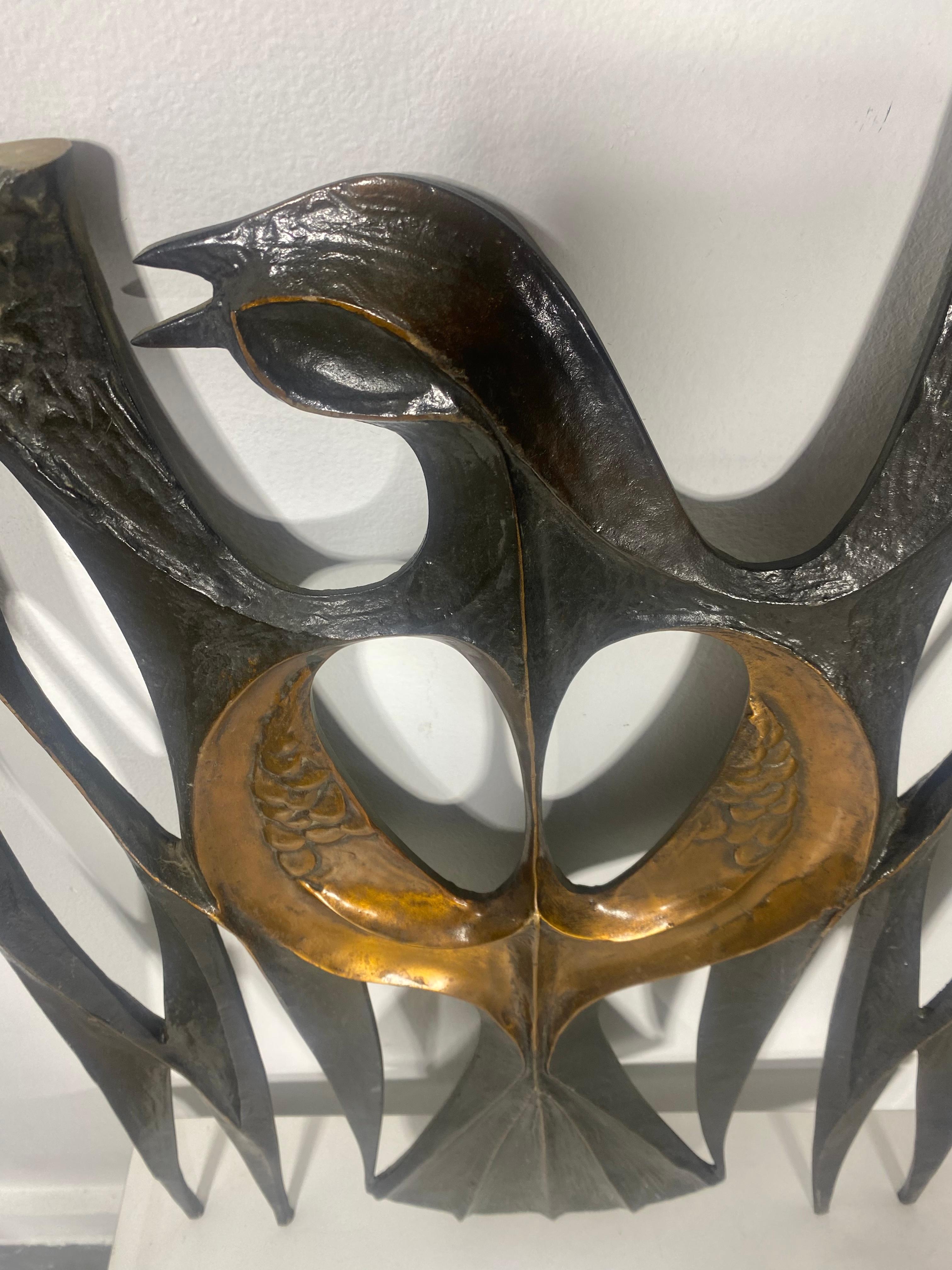  Sculpture en bronze coulé super stylisée représentant une colombe. Récupérée dans une église du centre ville de Buffalo New York, très probablement une partie d'une balustrade, d'un autel... Détails étonnants... Certainement créée par un artiste