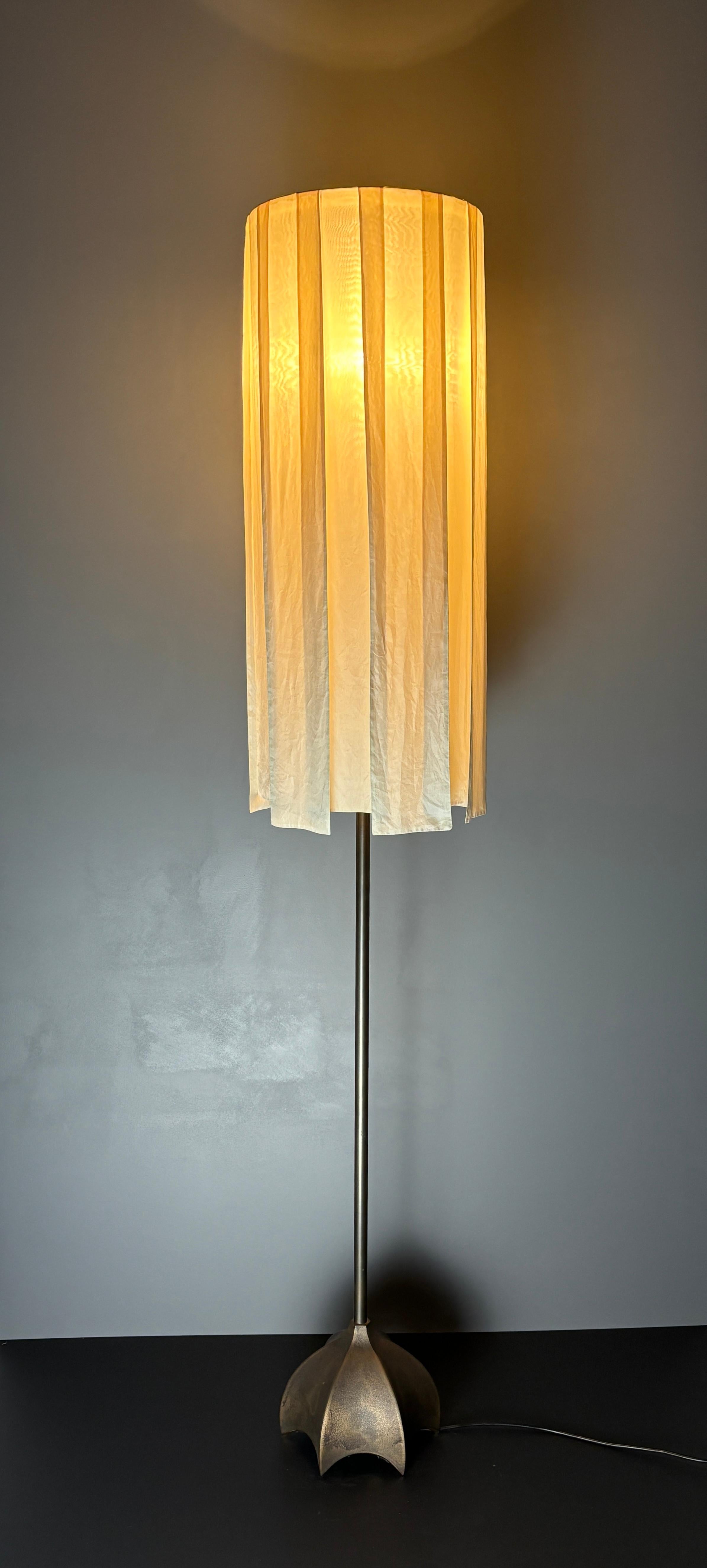 Brutalist bronze floor lamp, Dutch design 1990s by Jan des Bouvrie for Quasar In Good Condition For Sale In Zaandam, NL