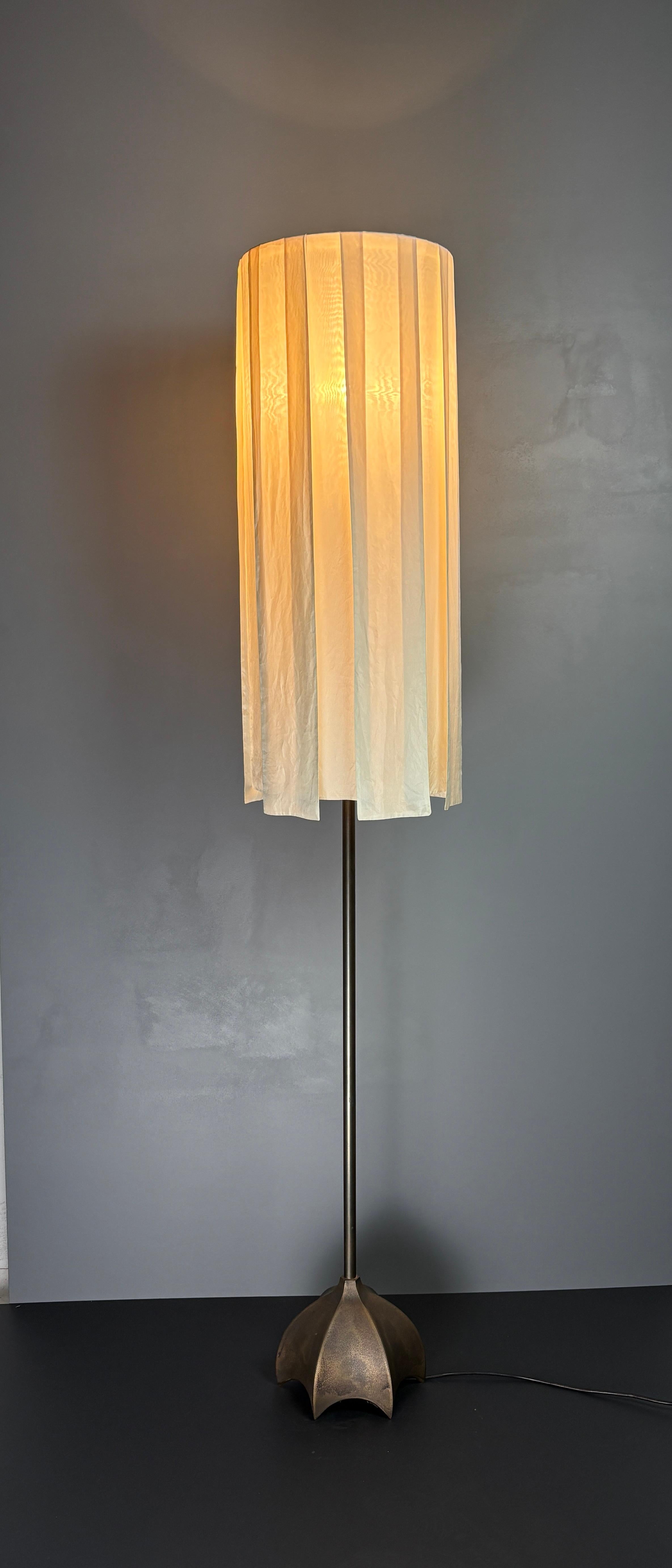 Brutalist bronze floor lamp, Dutch design 1990s by Jan des Bouvrie for Quasar For Sale 4