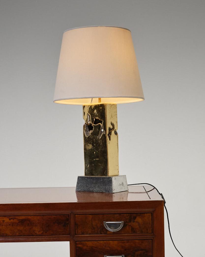 Lámpara escultórica brutalista, David Marshall, década de 1980.
Fabricado en España. Cuerpo de latón con pátina natural, apoyado sobre una base de aluminio. Esta pieza encarna plenamente el estilo brutalista, con materiales en bruto y una forma