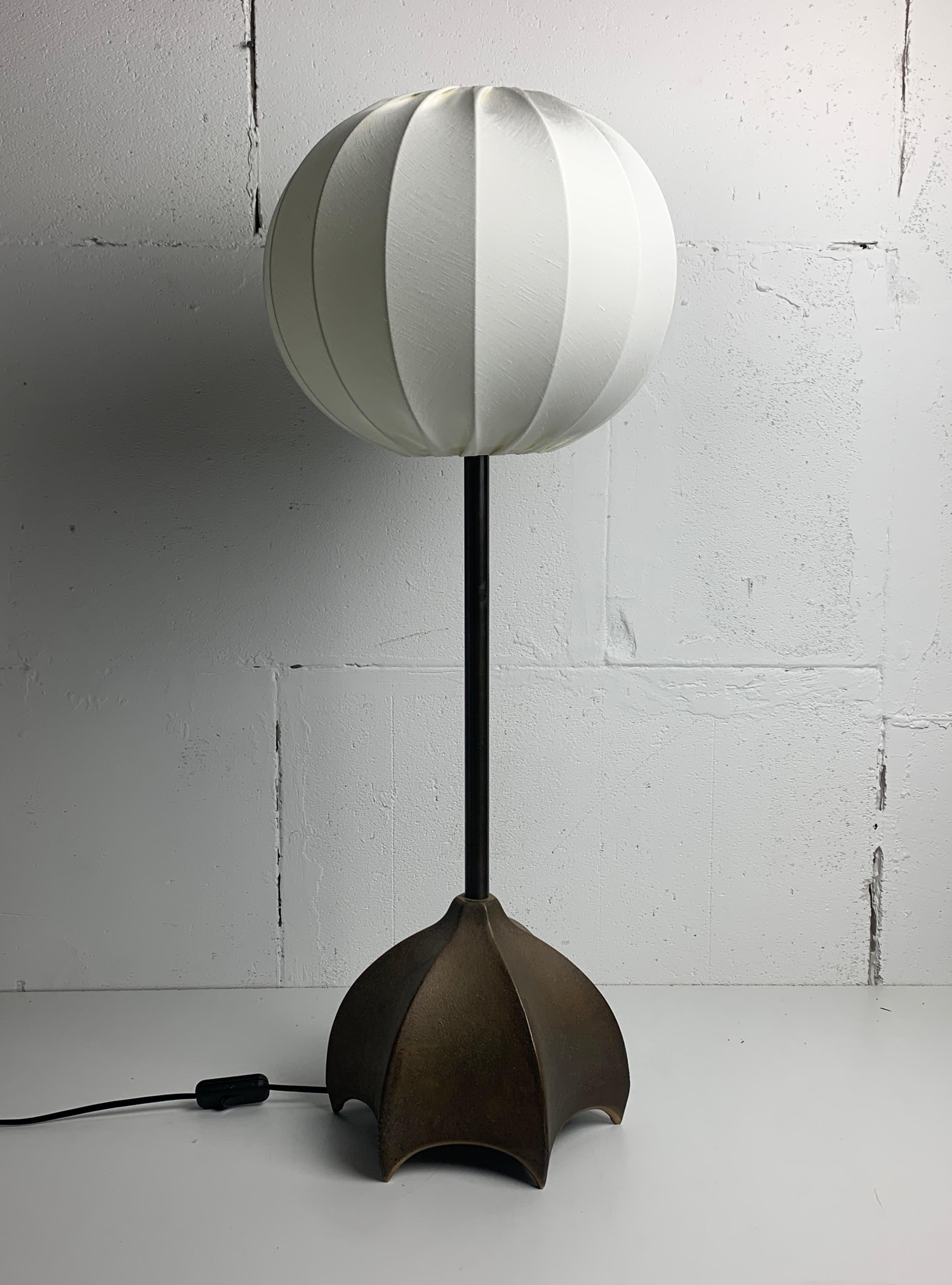 Lovely bronze brutalist large ( 80 cm ) table lamp by late Dutch designer Jan des Bouvrie for Qasar, 1990s. We currently have two of these in stock both fitted with brand new French cocoon lampshades ( fabric ). These lamps are fitted for a general