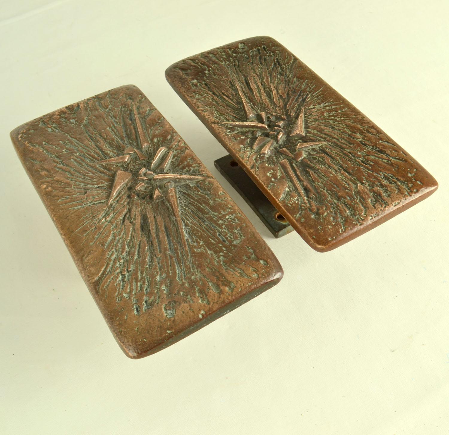 Maniglie per porte e cassetta delle lettere in bronzo brutalista con rilievo dinamico in vendita 1