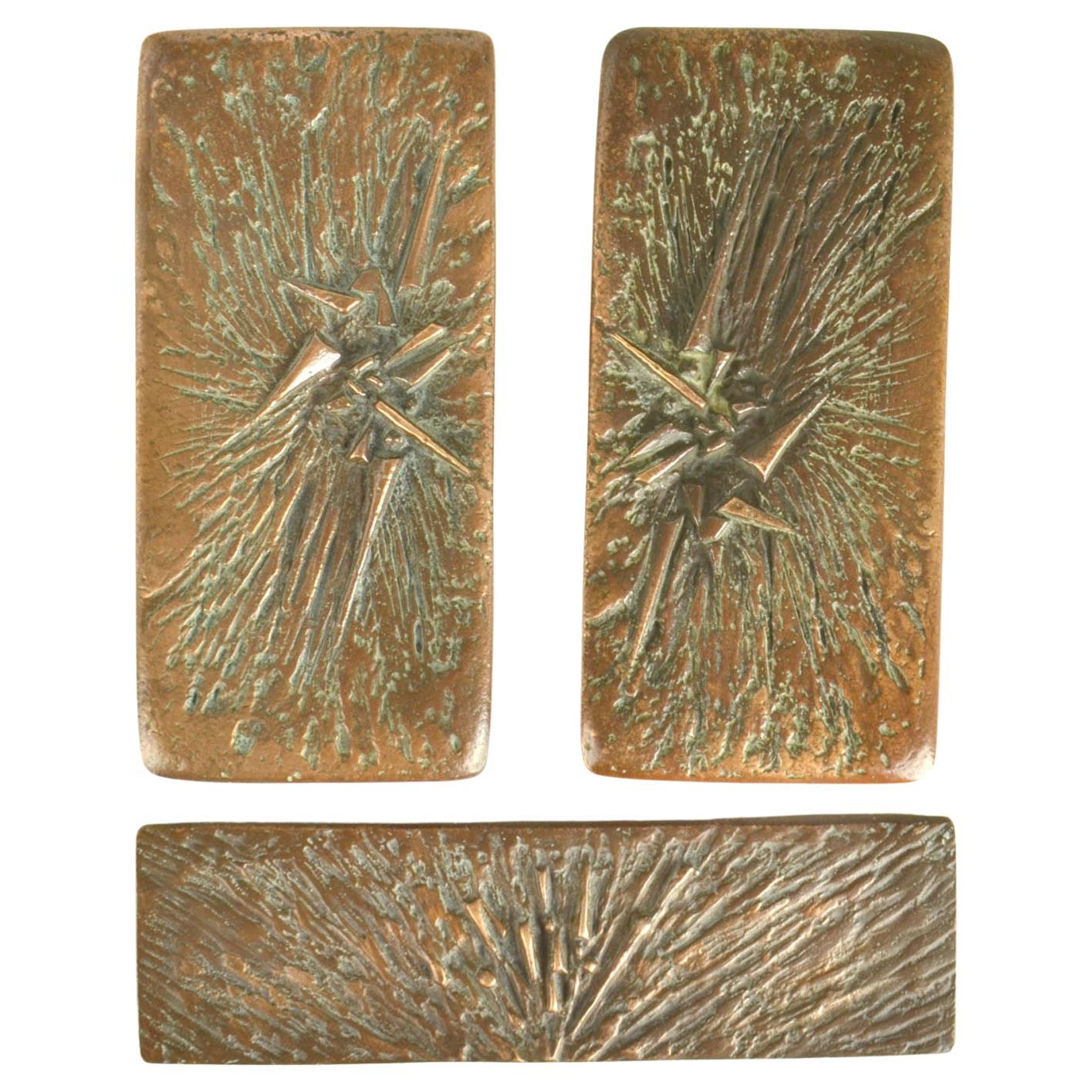 Poignées de porte et boîte à lettres brutalistes en bronze avec relief dynamique