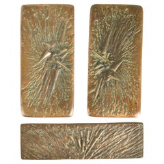 Manillas y Buzón de Bronce Brutalistas con Relieve Dinámico