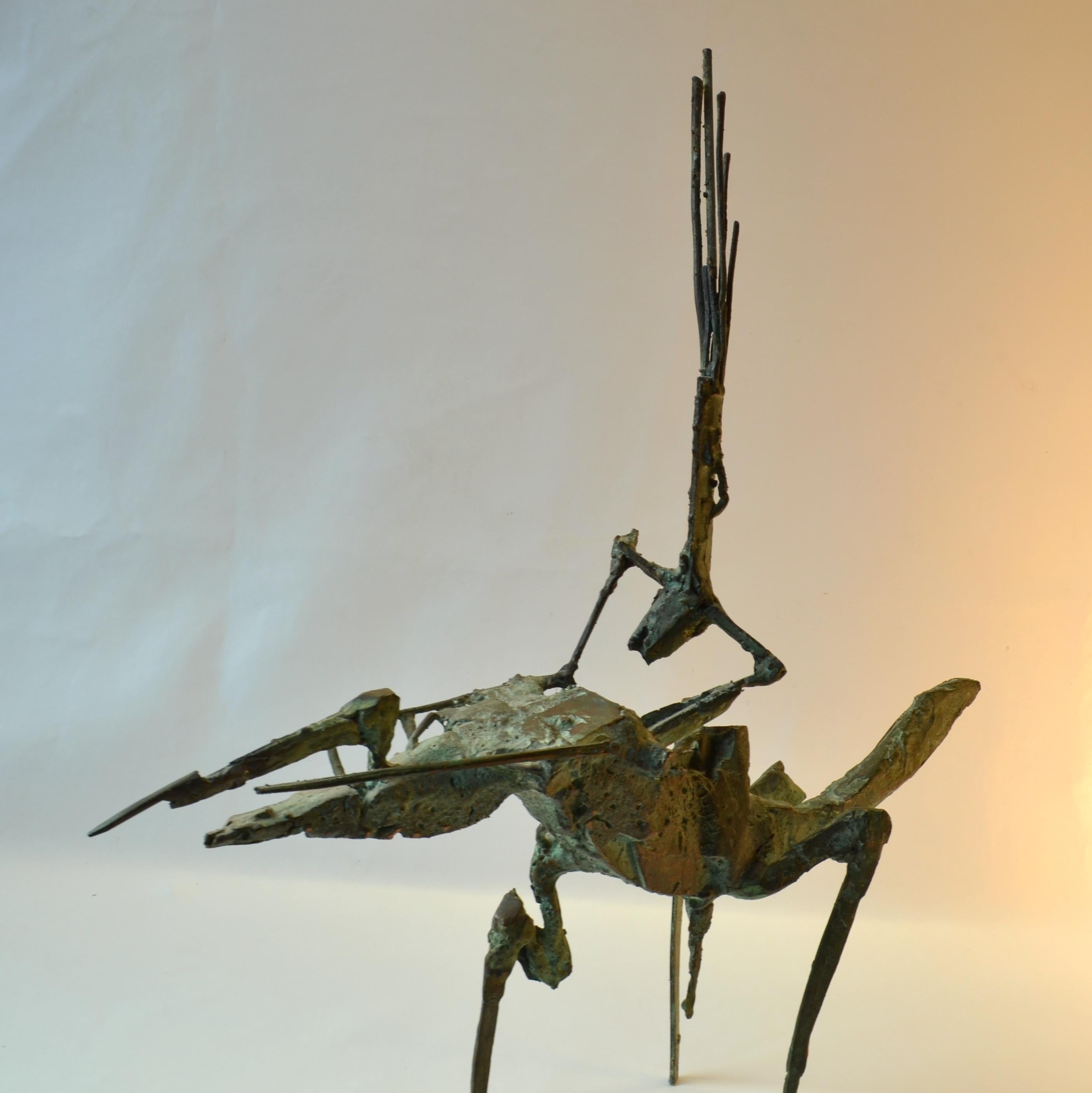 Brutalistische, fast futuristische Bronzeskulptur eines Akrobaten im Handstand auf einem Pferd des niederländischen Künstlers Jacobs, ca. 1960-1970. Die graugrüne Patina verstärkt den surrealen Ausdruck. Das Pferd steht frei auf 3 Beinen und ist