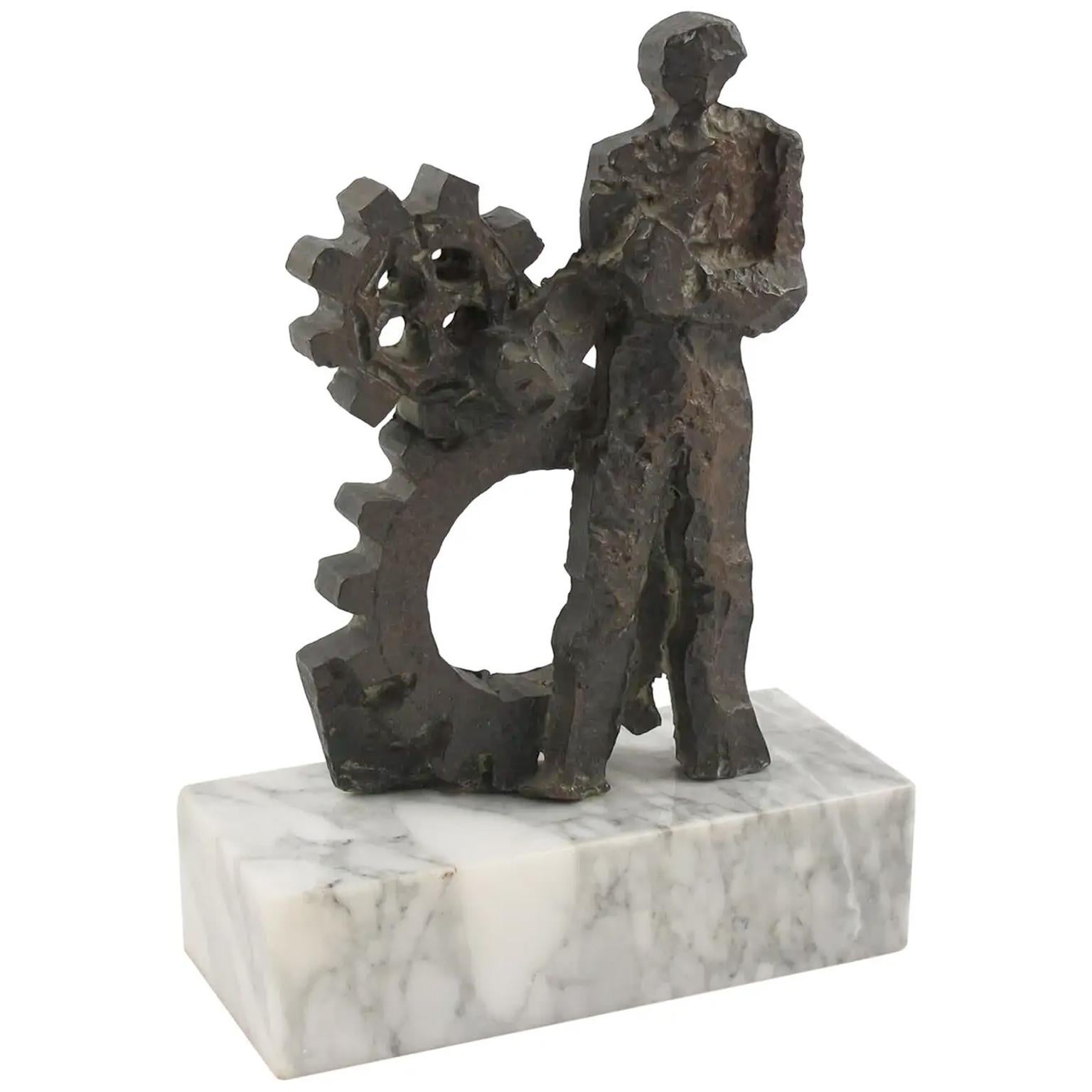 Cette étonnante sculpture moderne brutaliste en bronze des années 1970 représente une allégorie de l'homme et de la machine (ou du travailleur) avec une belle patine d'origine vert foncé. Le design retient l'attention sous tous les angles, et la