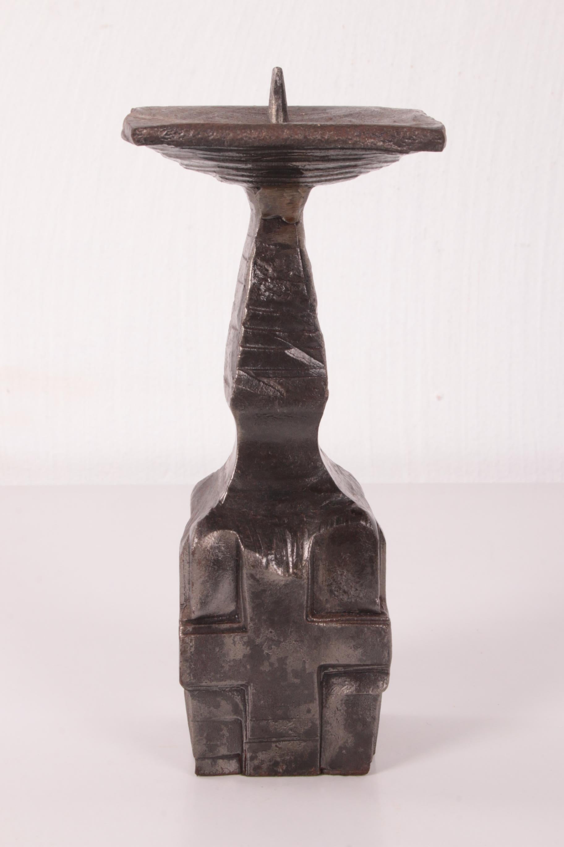 Brutalist bronze solid candlestick


Beautiful sturdy heavy bronze candle holder.

Made in Denmark on the side a kind of cross sign.