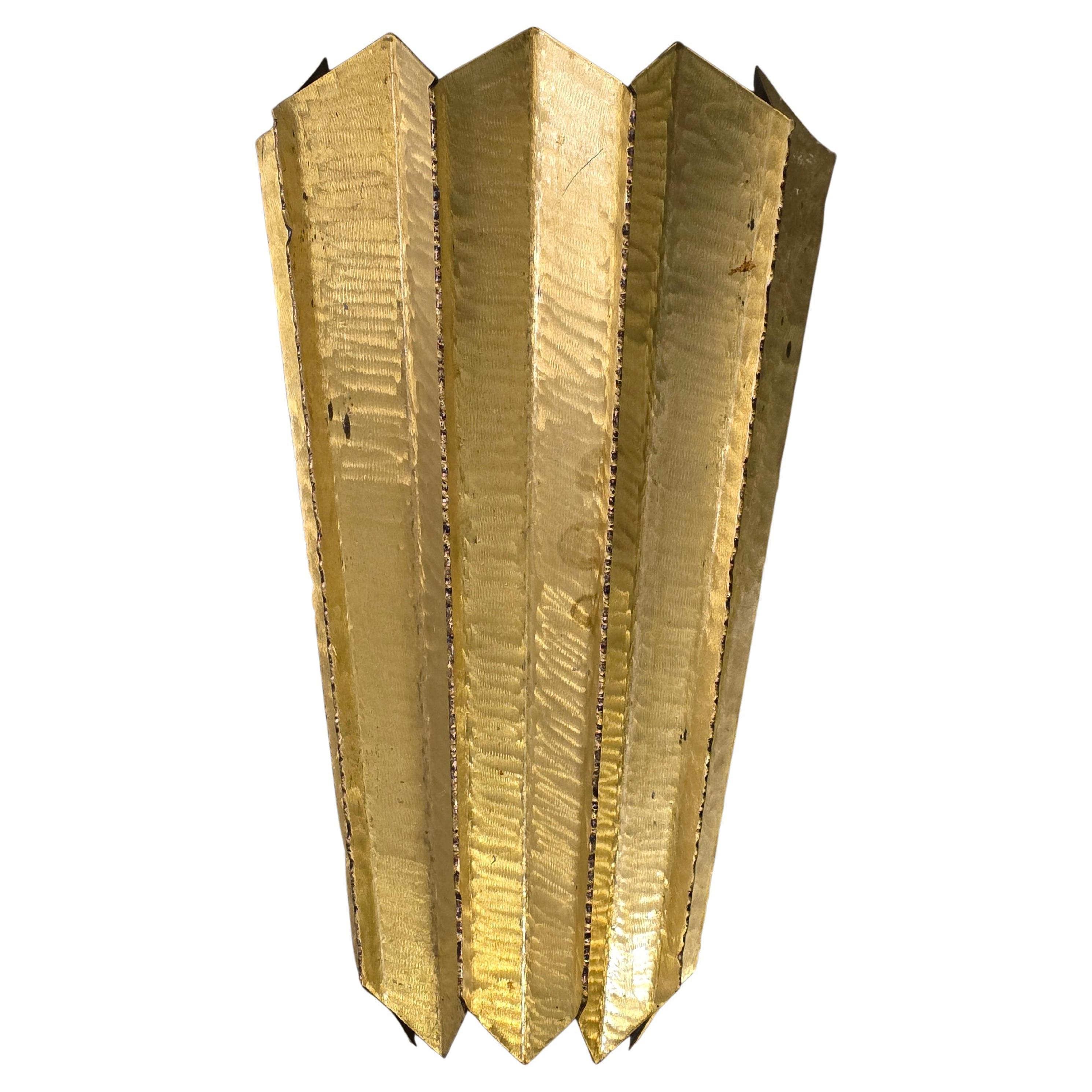 Wunderschöne handgefertigte Leuchte des amerikanischen Kunsthandwerkers Larry LeBeau. In den 1980er Jahren geschaffen, ist dieser fantastisch schwere, strukturierte Bronzewandleuchter ein Statement.